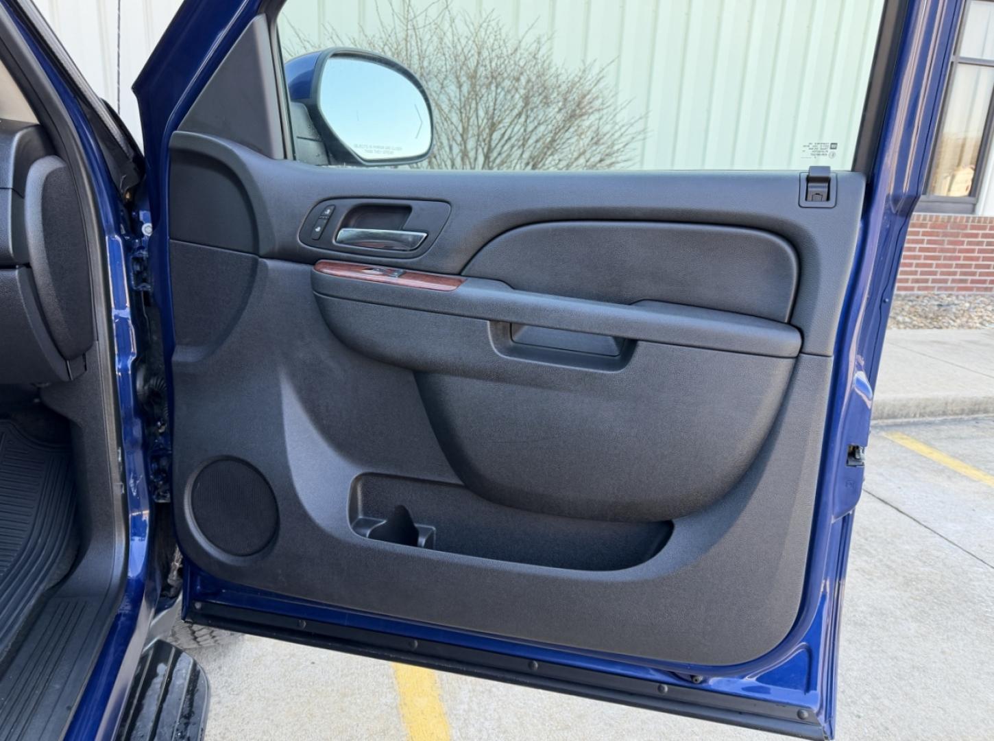 2013 BLUE /Black Chevrolet Avalanche LT (3GNTKFE79DG) with an 5.3L V8 engine, Automatic transmission, located at 2990 Old Orchard Rd., Jackson, MO, 63755, 37.354214, -89.612106 - 2013 Chevrolet Avalanche LT Black Diamond 188xxx miles 4x4 5.3L V8 Automatic Leather Power/Heated Seats Backup Camera Sunroof Remote Start Cruise Power Windows/Locks/Mirrors We have financing available and we accept trades! Fill out a credit application on our website or come by today! - Photo#15