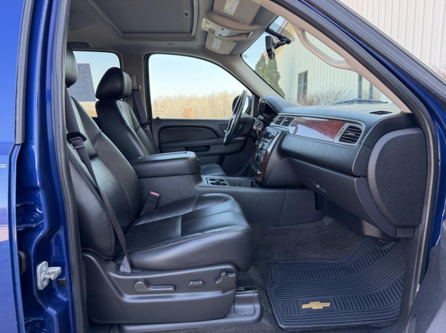 2013 BLUE /Black Chevrolet Avalanche LT (3GNTKFE79DG) with an 5.3L V8 engine, Automatic transmission, located at 2990 Old Orchard Rd., Jackson, MO, 63755, 37.354214, -89.612106 - 2013 Chevrolet Avalanche LT Black Diamond 188xxx miles 4x4 5.3L V8 Automatic Leather Power/Heated Seats Backup Camera Sunroof Remote Start Cruise Power Windows/Locks/Mirrors We have financing available and we accept trades! Fill out a credit application on our website or come by today! - Photo#16