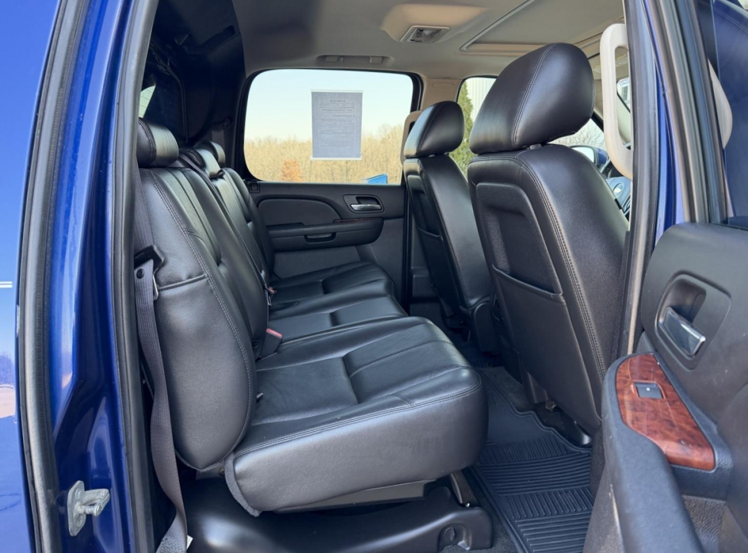 2013 BLUE /Black Chevrolet Avalanche LT (3GNTKFE79DG) with an 5.3L V8 engine, Automatic transmission, located at 2990 Old Orchard Rd., Jackson, MO, 63755, 37.354214, -89.612106 - 2013 Chevrolet Avalanche LT Black Diamond 188xxx miles 4x4 5.3L V8 Automatic Leather Power/Heated Seats Backup Camera Sunroof Remote Start Cruise Power Windows/Locks/Mirrors We have financing available and we accept trades! Fill out a credit application on our website or come by today! - Photo#18