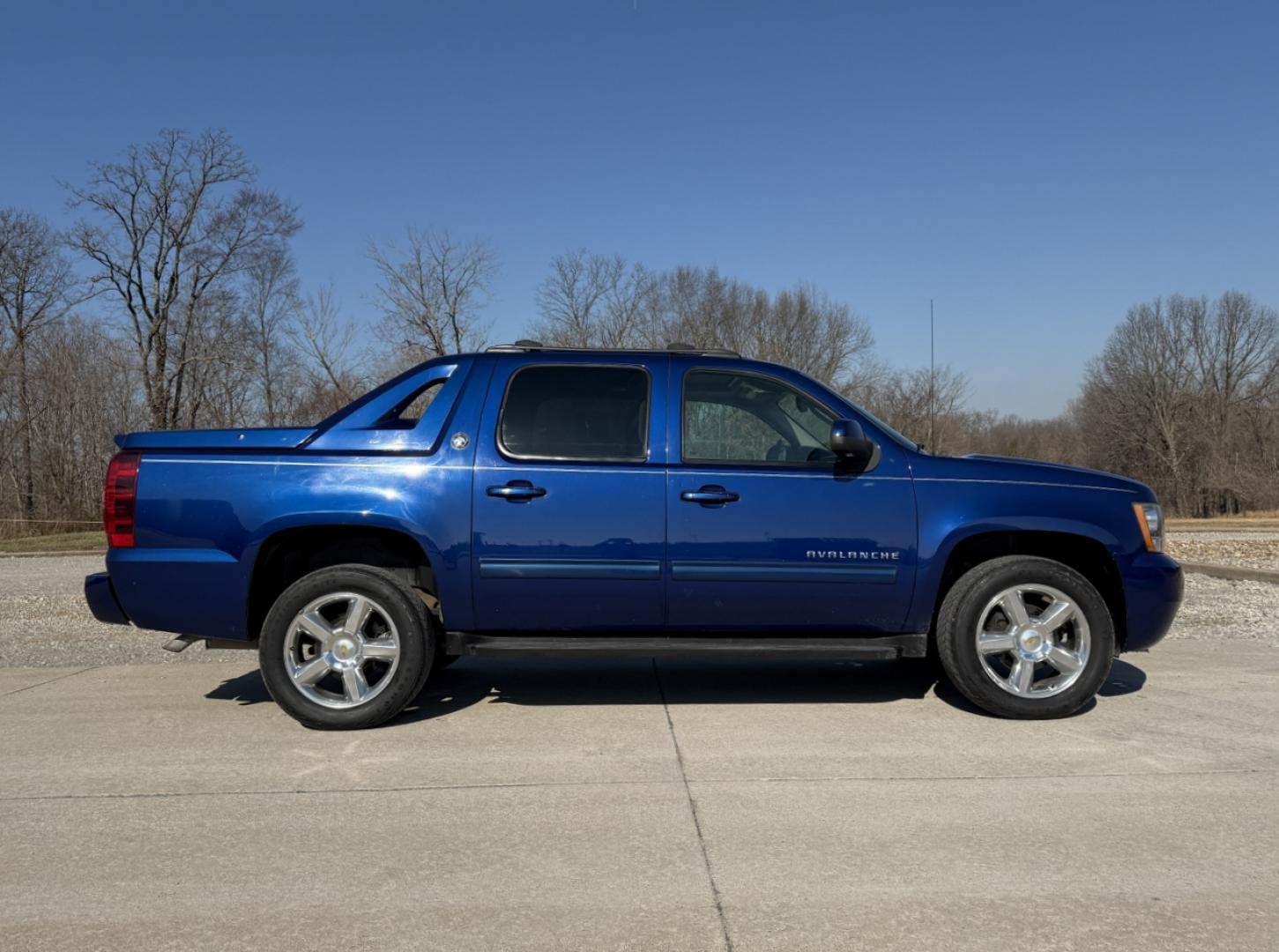 2013 BLUE /Black Chevrolet Avalanche LT (3GNTKFE79DG) with an 5.3L V8 engine, Automatic transmission, located at 2990 Old Orchard Rd., Jackson, MO, 63755, 37.354214, -89.612106 - 2013 Chevrolet Avalanche LT Black Diamond 188xxx miles 4x4 5.3L V8 Automatic Leather Power/Heated Seats Backup Camera Sunroof Remote Start Cruise Power Windows/Locks/Mirrors We have financing available and we accept trades! Fill out a credit application on our website or come by today! - Photo#9