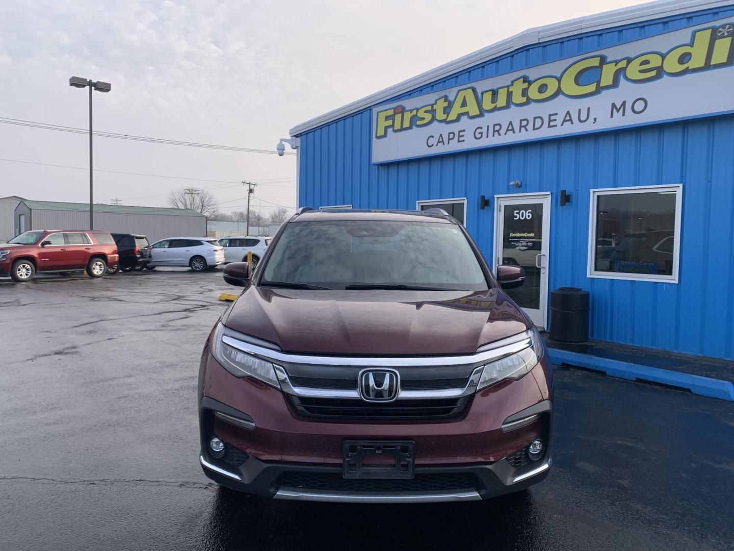 2021 MAROON /TAN Honda Pilot Touring AWD w/Rear Captains Chairs (5FNYF6H69MB) with an 3.5L V6 SOHC 24V engine, Automatic transmission, located at 506 S. Kingshighway, Cape Girardeau, MO, 63703, (573) 235-5000, 37.294991, -89.553635 - 2021 Honda Pilot Touring 88,xxx miles Rear Entertainment All Wheel Drive Cruise Bluetooth Keyless entry Push Button Start Back-up Camera Power Seats Heated Seats We have financing available and we accept trades! Fill out a credit application on our website or come by today! If you ha - Photo#1