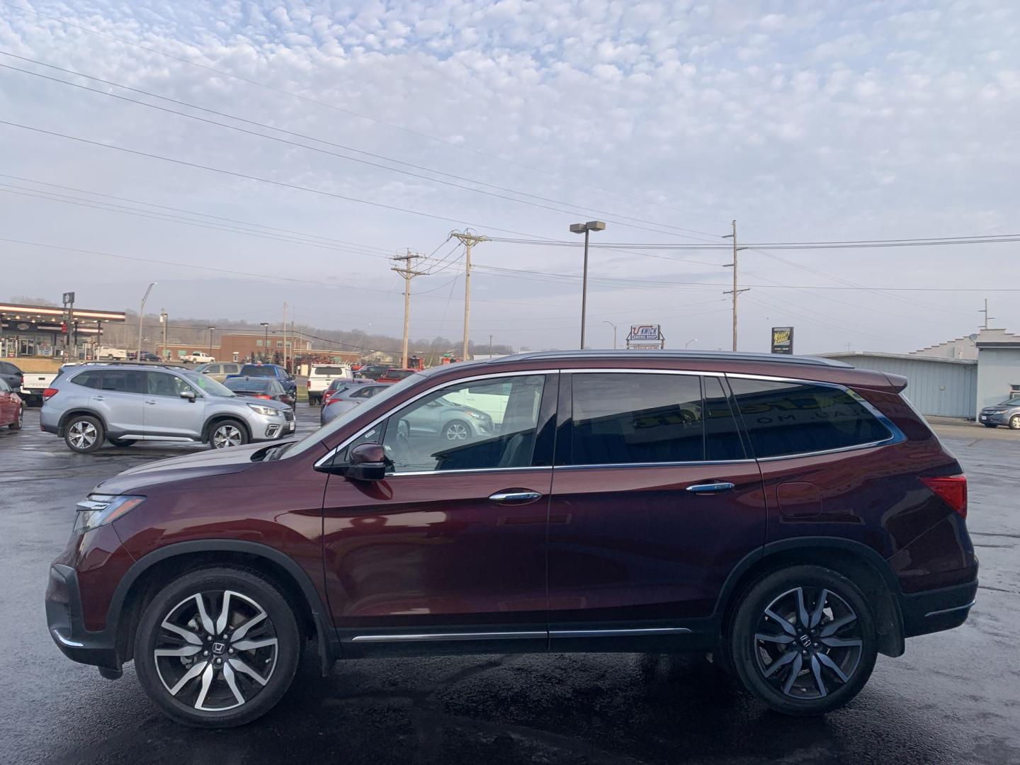 2021 MAROON /TAN Honda Pilot Touring AWD w/Rear Captains Chairs (5FNYF6H69MB) with an 3.5L V6 SOHC 24V engine, Automatic transmission, located at 506 S. Kingshighway, Cape Girardeau, MO, 63703, (573) 235-5000, 37.294991, -89.553635 - 2021 Honda Pilot Touring 88,xxx miles Rear Entertainment All Wheel Drive Cruise Bluetooth Keyless entry Push Button Start Back-up Camera Power Seats Heated Seats We have financing available and we accept trades! Fill out a credit application on our website or come by today! If you ha - Photo#3