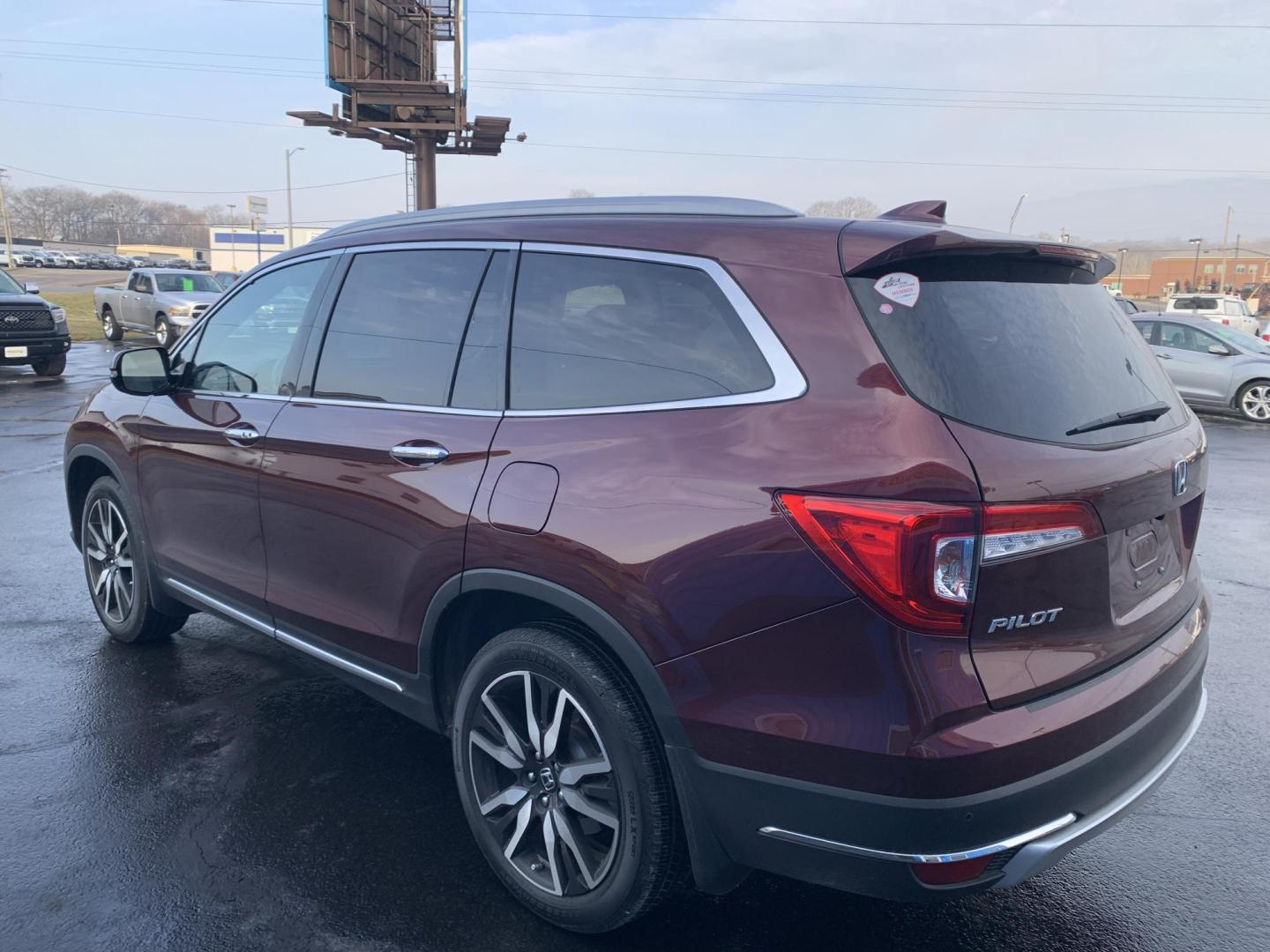 2021 MAROON /TAN Honda Pilot Touring AWD w/Rear Captains Chairs (5FNYF6H69MB) with an 3.5L V6 SOHC 24V engine, Automatic transmission, located at 506 S. Kingshighway, Cape Girardeau, MO, 63703, (573) 235-5000, 37.294991, -89.553635 - 2021 Honda Pilot Touring 88,xxx miles Rear Entertainment All Wheel Drive Cruise Bluetooth Keyless entry Push Button Start Back-up Camera Power Seats Heated Seats We have financing available and we accept trades! Fill out a credit application on our website or come by today! If you ha - Photo#4