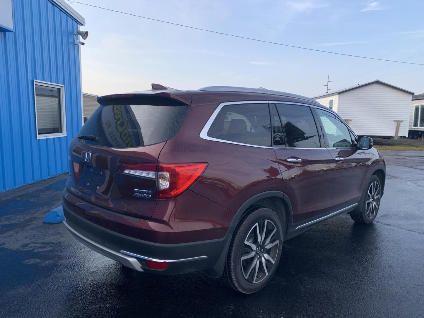 2021 MAROON /TAN Honda Pilot Touring AWD w/Rear Captains Chairs (5FNYF6H69MB) with an 3.5L V6 SOHC 24V engine, Automatic transmission, located at 506 S. Kingshighway, Cape Girardeau, MO, 63703, (573) 235-5000, 37.294991, -89.553635 - 2021 Honda Pilot Touring 88,xxx miles Rear Entertainment All Wheel Drive Cruise Bluetooth Keyless entry Push Button Start Back-up Camera Power Seats Heated Seats We have financing available and we accept trades! Fill out a credit application on our website or come by today! If you ha - Photo#6