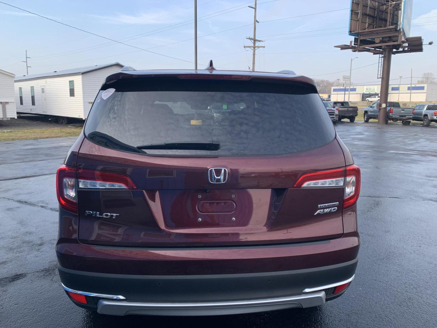 2021 MAROON /TAN Honda Pilot Touring AWD w/Rear Captains Chairs (5FNYF6H69MB) with an 3.5L V6 SOHC 24V engine, Automatic transmission, located at 506 S. Kingshighway, Cape Girardeau, MO, 63703, (573) 235-5000, 37.294991, -89.553635 - 2021 Honda Pilot Touring 88,xxx miles Rear Entertainment All Wheel Drive Cruise Bluetooth Keyless entry Push Button Start Back-up Camera Power Seats Heated Seats We have financing available and we accept trades! Fill out a credit application on our website or come by today! If you ha - Photo#5
