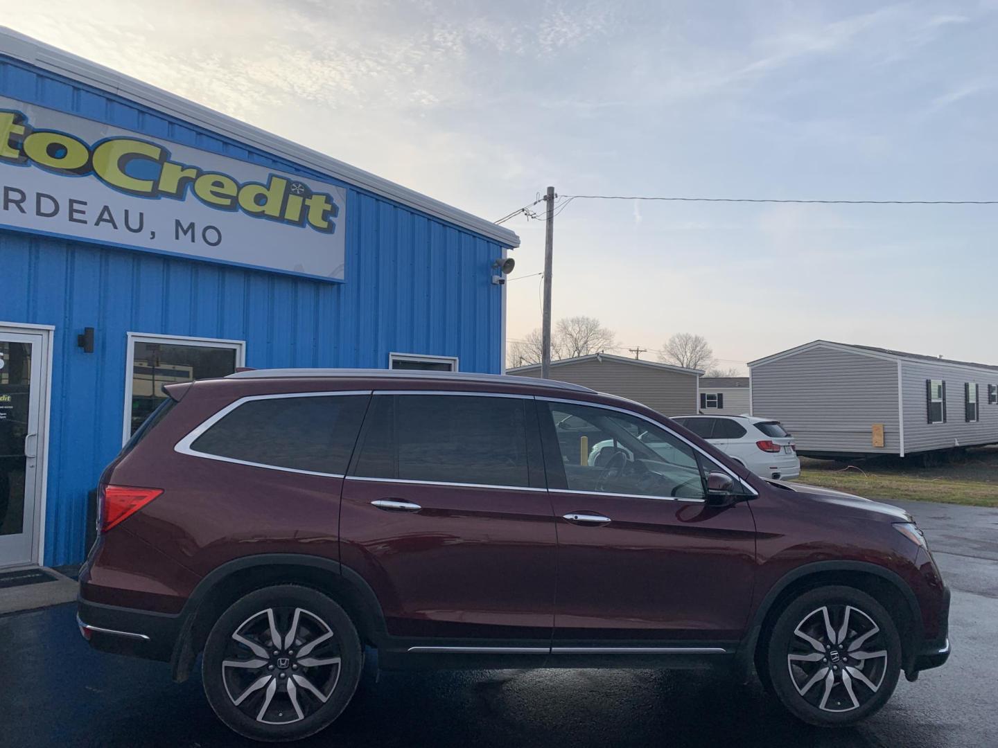 2021 MAROON /TAN Honda Pilot Touring AWD w/Rear Captains Chairs (5FNYF6H69MB) with an 3.5L V6 SOHC 24V engine, Automatic transmission, located at 506 S. Kingshighway, Cape Girardeau, MO, 63703, (573) 235-5000, 37.294991, -89.553635 - 2021 Honda Pilot Touring 88,xxx miles Rear Entertainment All Wheel Drive Cruise Bluetooth Keyless entry Push Button Start Back-up Camera Power Seats Heated Seats We have financing available and we accept trades! Fill out a credit application on our website or come by today! If you ha - Photo#7
