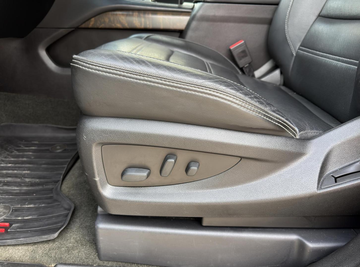 2018 WHITE /Black GMC Yukon Denali 4WD (1GKS2CKJ4JR) with an 6.2L V8 engine, Automatic transmission, located at 2990 Old Orchard Rd., Jackson, MO, 63755, 37.354214, -89.612106 - 2018 GMC Yukon Denali 1-Owner 97xxx miles 4 Wheel Drive 6.2L V8 Automatic Leather 3rd Row Navigation Power/Heated/Cooled Seats Heated Rear Seats Heated Steering Wheel Backup Camera Power Running Boards Bluetooth Remote Start Cruise Power Windows/Locks/Mirrors We have financing avai - Photo#6