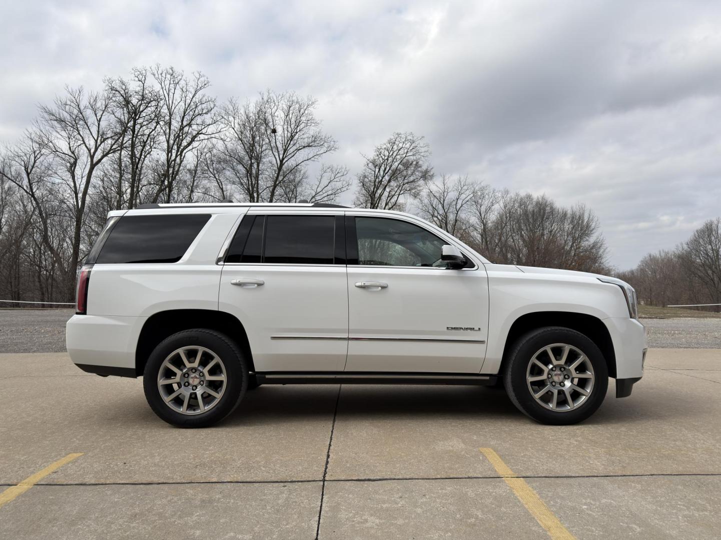2018 WHITE /Black GMC Yukon Denali 4WD (1GKS2CKJ4JR) with an 6.2L V8 engine, Automatic transmission, located at 2990 Old Orchard Rd., Jackson, MO, 63755, 37.354214, -89.612106 - 2018 GMC Yukon Denali 1-Owner 97xxx miles 4 Wheel Drive 6.2L V8 Automatic Leather 3rd Row Navigation Power/Heated/Cooled Seats Heated Rear Seats Heated Steering Wheel Backup Camera Power Running Boards Bluetooth Remote Start Cruise Power Windows/Locks/Mirrors We have financing avai - Photo#12