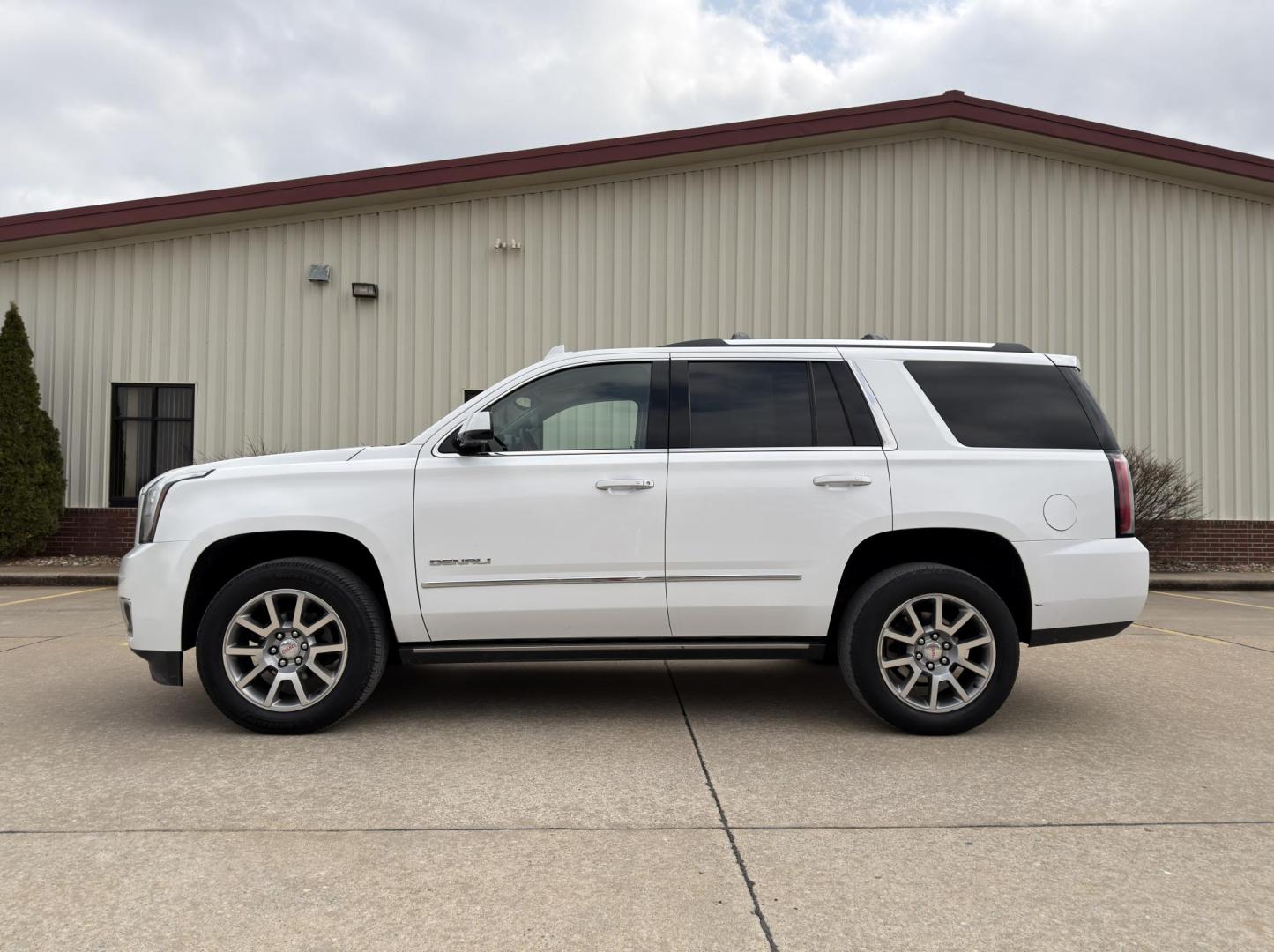 2018 WHITE /Black GMC Yukon Denali 4WD (1GKS2CKJ4JR) with an 6.2L V8 engine, Automatic transmission, located at 2990 Old Orchard Rd., Jackson, MO, 63755, 37.354214, -89.612106 - 2018 GMC Yukon Denali 1-Owner 97xxx miles 4 Wheel Drive 6.2L V8 Automatic Leather 3rd Row Navigation Power/Heated/Cooled Seats Heated Rear Seats Heated Steering Wheel Backup Camera Power Running Boards Bluetooth Remote Start Cruise Power Windows/Locks/Mirrors We have financing avai - Photo#11
