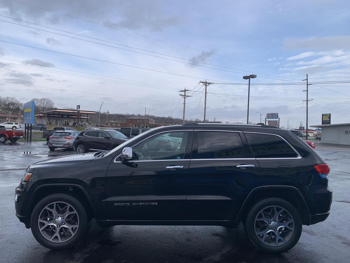 2019 BLACK /BLACK Jeep Grand Cherokee Overland 4WD (1C4RJFCG1KC) with an 3.6L V6 DOHC 24V engine, Automatic transmission, located at 506 S. Kingshighway, Cape Girardeau, MO, 63703, (573) 235-5000, 37.294991, -89.553635 - 2019 Jeep Grand Cherokee Overland 4WD Only 74,xxx miles Alarm System Bluetooth Cruise Control Dual Power Front Seats Folding Rear Seat Heated Seats Heated Steering Wheel Integrated Garage Door Opener Leather Seats Navigation System Power Driver's Seat Power Windows Rear Window Defroste - Photo#3