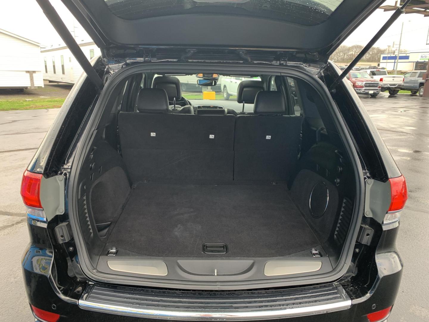 2019 BLACK /BLACK Jeep Grand Cherokee Overland 4WD (1C4RJFCG1KC) with an 3.6L V6 DOHC 24V engine, Automatic transmission, located at 506 S. Kingshighway, Cape Girardeau, MO, 63703, (573) 235-5000, 37.294991, -89.553635 - 2019 Jeep Grand Cherokee Overland 4WD Only 74,xxx miles Alarm System Bluetooth Cruise Control Dual Power Front Seats Folding Rear Seat Heated Seats Heated Steering Wheel Integrated Garage Door Opener Leather Seats Navigation System Power Driver's Seat Power Windows Rear Window Defroste - Photo#5