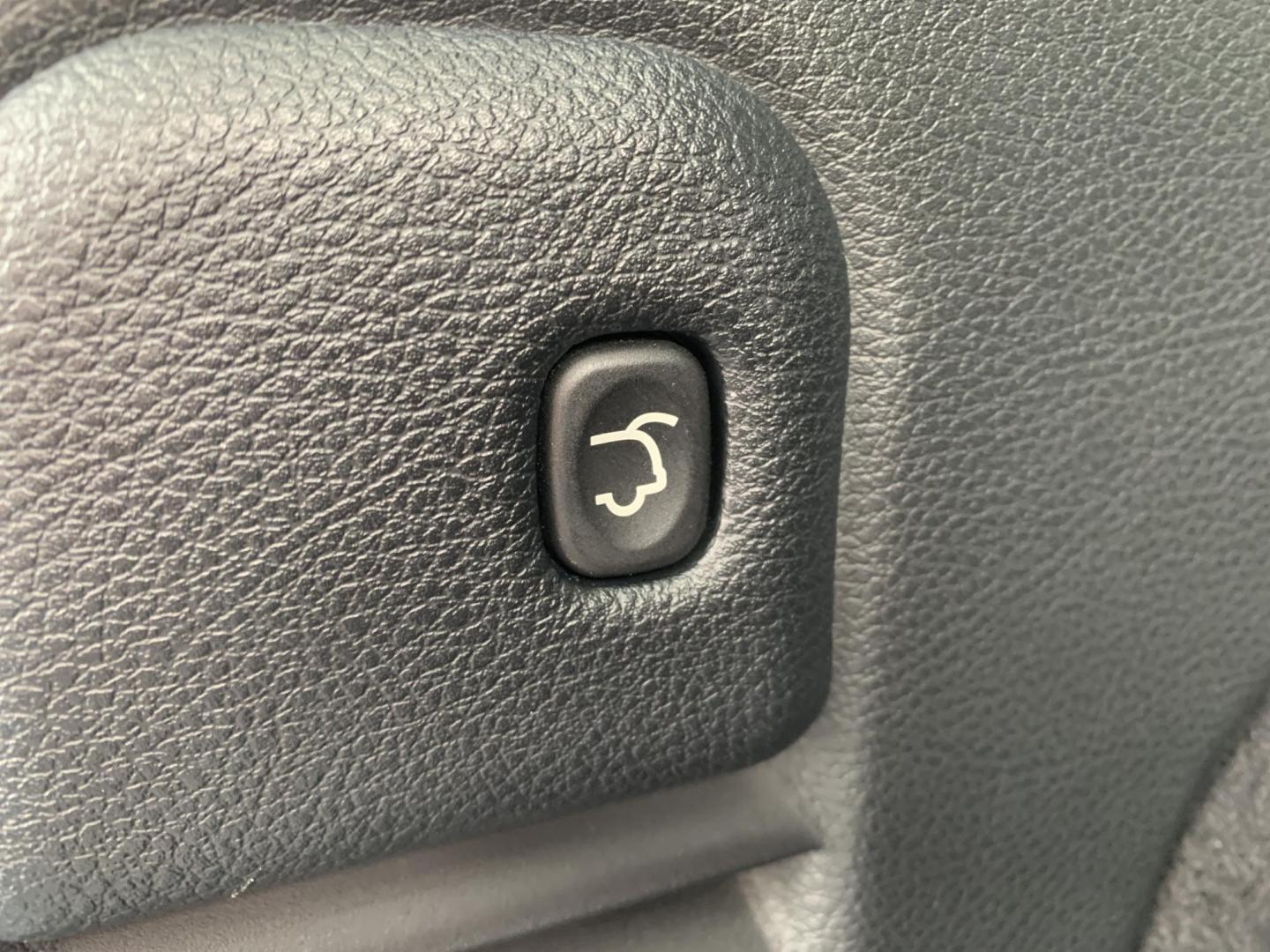 2019 BLACK /BLACK Jeep Grand Cherokee Overland 4WD (1C4RJFCG1KC) with an 3.6L V6 DOHC 24V engine, Automatic transmission, located at 506 S. Kingshighway, Cape Girardeau, MO, 63703, (573) 235-5000, 37.294991, -89.553635 - 2019 Jeep Grand Cherokee Overland 4WD Only 74,xxx miles Alarm System Bluetooth Cruise Control Dual Power Front Seats Folding Rear Seat Heated Seats Heated Steering Wheel Integrated Garage Door Opener Leather Seats Navigation System Power Driver's Seat Power Windows Rear Window Defroste - Photo#6