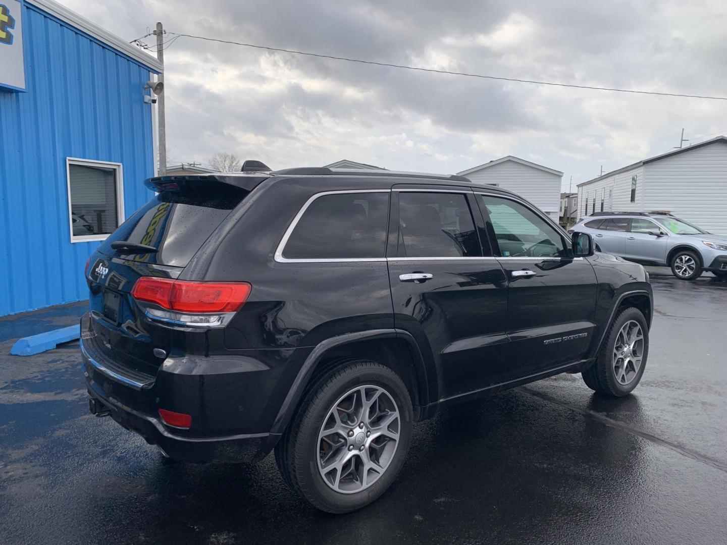 2019 BLACK /BLACK Jeep Grand Cherokee Overland 4WD (1C4RJFCG1KC) with an 3.6L V6 DOHC 24V engine, Automatic transmission, located at 506 S. Kingshighway, Cape Girardeau, MO, 63703, (573) 235-5000, 37.294991, -89.553635 - 2019 Jeep Grand Cherokee Overland 4WD Only 74,xxx miles Alarm System Bluetooth Cruise Control Dual Power Front Seats Folding Rear Seat Heated Seats Heated Steering Wheel Integrated Garage Door Opener Leather Seats Navigation System Power Driver's Seat Power Windows Rear Window Defroste - Photo#7
