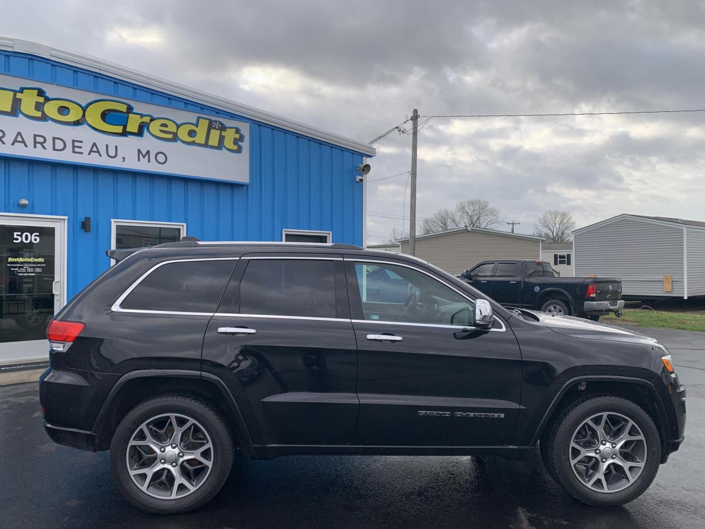 2019 BLACK /BLACK Jeep Grand Cherokee Overland 4WD (1C4RJFCG1KC) with an 3.6L V6 DOHC 24V engine, Automatic transmission, located at 506 S. Kingshighway, Cape Girardeau, MO, 63703, (573) 235-5000, 37.294991, -89.553635 - 2019 Jeep Grand Cherokee Overland 4WD Only 74,xxx miles Alarm System Bluetooth Cruise Control Dual Power Front Seats Folding Rear Seat Heated Seats Heated Steering Wheel Integrated Garage Door Opener Leather Seats Navigation System Power Driver's Seat Power Windows Rear Window Defroste - Photo#8