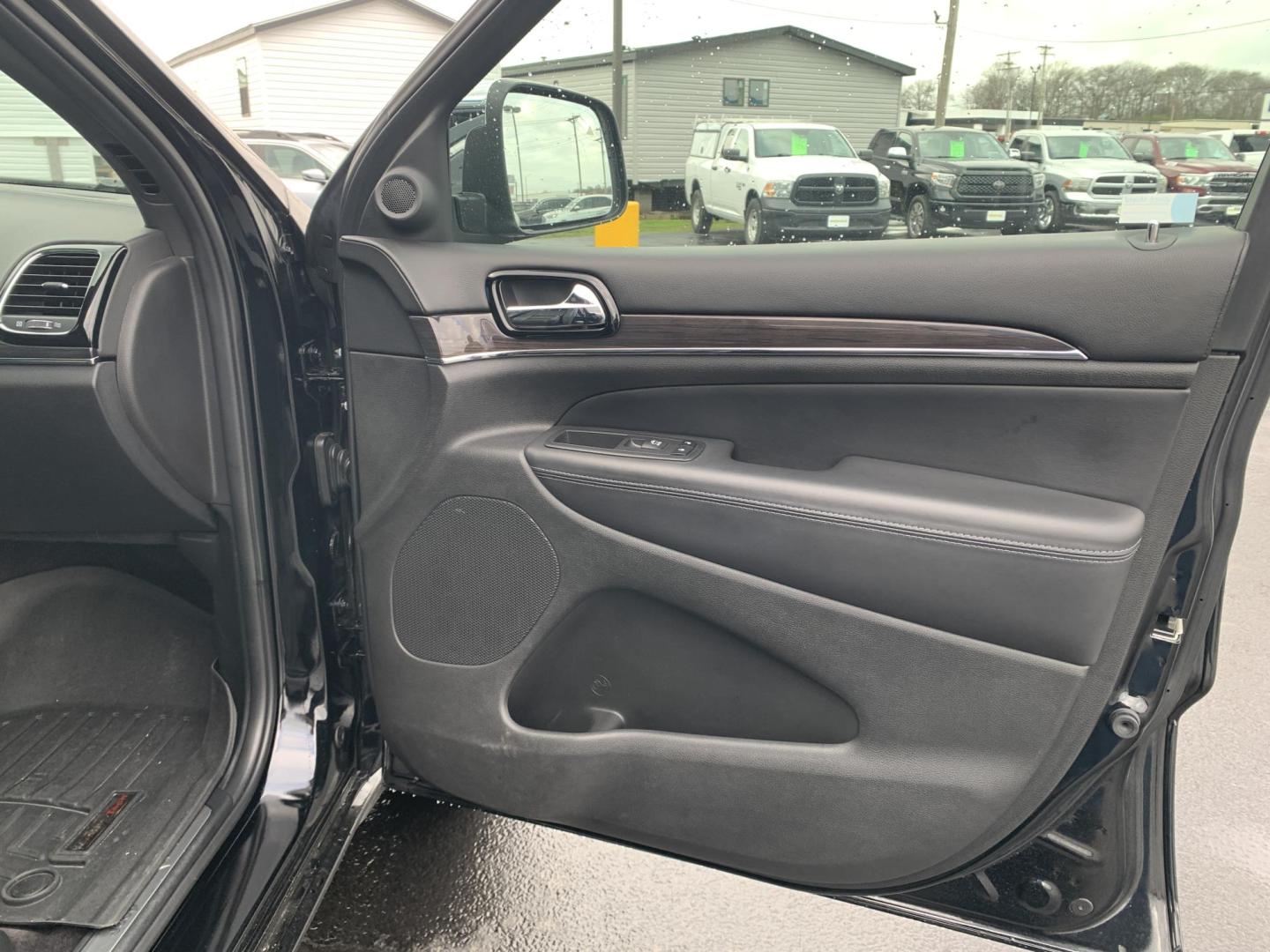 2019 BLACK /BLACK Jeep Grand Cherokee Overland 4WD (1C4RJFCG1KC) with an 3.6L V6 DOHC 24V engine, Automatic transmission, located at 506 S. Kingshighway, Cape Girardeau, MO, 63703, (573) 235-5000, 37.294991, -89.553635 - 2019 Jeep Grand Cherokee Overland 4WD Only 74,xxx miles Alarm System Bluetooth Cruise Control Dual Power Front Seats Folding Rear Seat Heated Seats Heated Steering Wheel Integrated Garage Door Opener Leather Seats Navigation System Power Driver's Seat Power Windows Rear Window Defroste - Photo#9