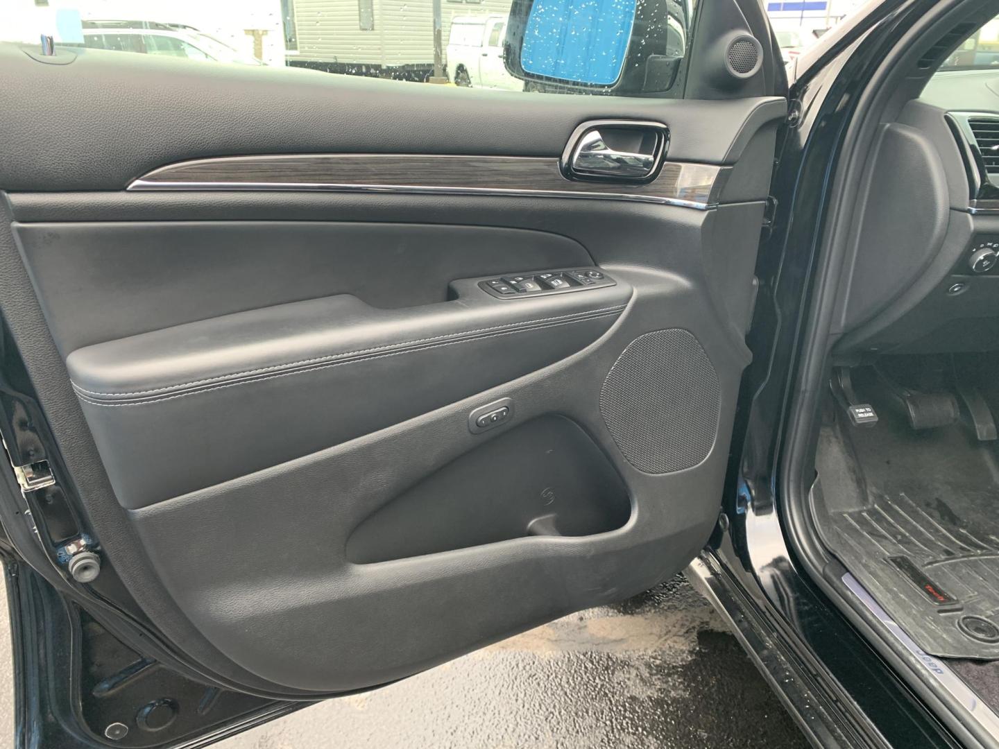 2019 BLACK /BLACK Jeep Grand Cherokee Overland 4WD (1C4RJFCG1KC) with an 3.6L V6 DOHC 24V engine, Automatic transmission, located at 506 S. Kingshighway, Cape Girardeau, MO, 63703, (573) 235-5000, 37.294991, -89.553635 - 2019 Jeep Grand Cherokee Overland 4WD Only 74,xxx miles Alarm System Bluetooth Cruise Control Dual Power Front Seats Folding Rear Seat Heated Seats Heated Steering Wheel Integrated Garage Door Opener Leather Seats Navigation System Power Driver's Seat Power Windows Rear Window Defroste - Photo#16