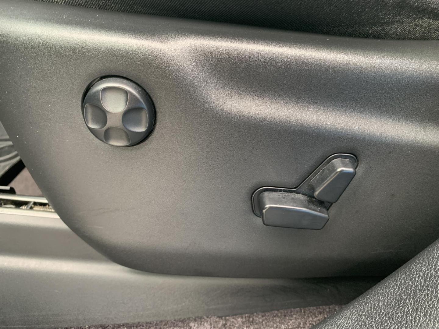 2019 BLACK /BLACK Jeep Grand Cherokee Overland 4WD (1C4RJFCG1KC) with an 3.6L V6 DOHC 24V engine, Automatic transmission, located at 506 S. Kingshighway, Cape Girardeau, MO, 63703, (573) 235-5000, 37.294991, -89.553635 - 2019 Jeep Grand Cherokee Overland 4WD Only 74,xxx miles Alarm System Bluetooth Cruise Control Dual Power Front Seats Folding Rear Seat Heated Seats Heated Steering Wheel Integrated Garage Door Opener Leather Seats Navigation System Power Driver's Seat Power Windows Rear Window Defroste - Photo#18