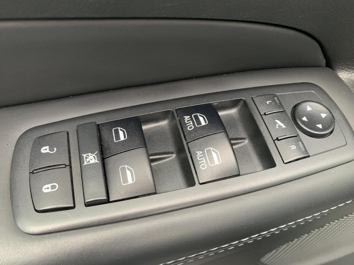 2019 BLACK /BLACK Jeep Grand Cherokee Overland 4WD (1C4RJFCG1KC) with an 3.6L V6 DOHC 24V engine, Automatic transmission, located at 506 S. Kingshighway, Cape Girardeau, MO, 63703, (573) 235-5000, 37.294991, -89.553635 - 2019 Jeep Grand Cherokee Overland 4WD Only 74,xxx miles Alarm System Bluetooth Cruise Control Dual Power Front Seats Folding Rear Seat Heated Seats Heated Steering Wheel Integrated Garage Door Opener Leather Seats Navigation System Power Driver's Seat Power Windows Rear Window Defroste - Photo#19