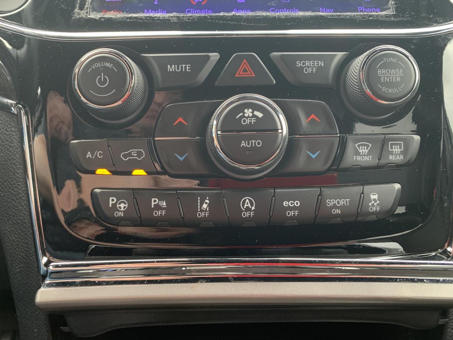 2019 BLACK /BLACK Jeep Grand Cherokee Overland 4WD (1C4RJFCG1KC) with an 3.6L V6 DOHC 24V engine, Automatic transmission, located at 506 S. Kingshighway, Cape Girardeau, MO, 63703, (573) 235-5000, 37.294991, -89.553635 - 2019 Jeep Grand Cherokee Overland 4WD Only 74,xxx miles Alarm System Bluetooth Cruise Control Dual Power Front Seats Folding Rear Seat Heated Seats Heated Steering Wheel Integrated Garage Door Opener Leather Seats Navigation System Power Driver's Seat Power Windows Rear Window Defroste - Photo#28