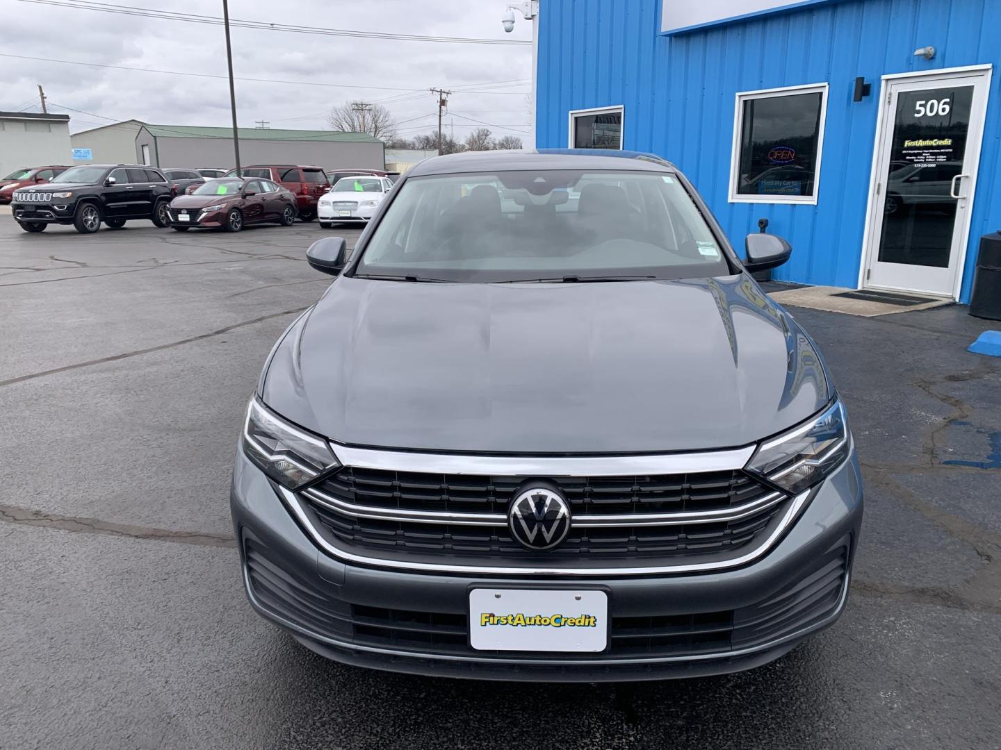 2024 GRAY /GRAY Volkswagen Jetta S (3VW5M7BU1RM) with an 1.5L L4 DOHC 16V engine, Automatic transmission, located at 506 S. Kingshighway, Cape Girardeau, MO, 63703, (573) 235-5000, 37.294991, -89.553635 - 2024 Volkswagen Jetta S 34,XXX Miles Bluetooth Cruise Power Window/Locks/Mirrors Cloth Seats We have financing available and we accept trades! Fill out a credit application on our website or come by today! If you have any questions, give us a call at (573) 235-5000 or visit our website at f - Photo#1