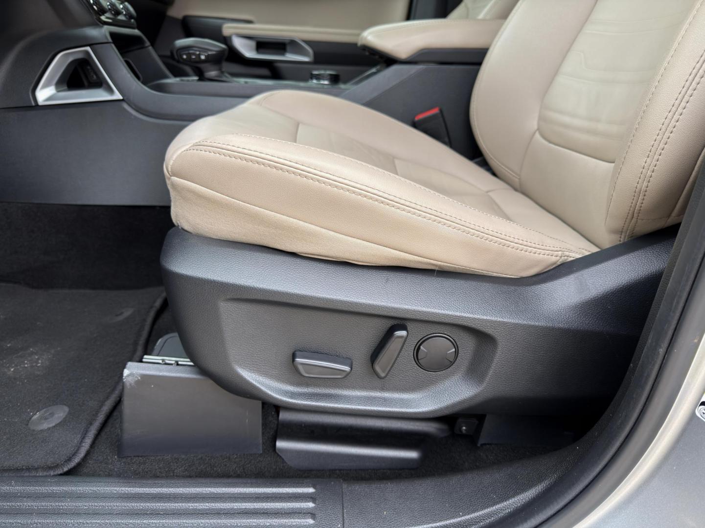 2024 SILVER /Tan Ford Ranger Lariat SuperCrew 4WD (1FTER4KH9RL) with an 2.3L 4 Cyl. engine, Automatic transmission, located at 2990 Old Orchard Rd., Jackson, MO, 63755, 37.354214, -89.612106 - 2024 Ford Ranger Lariat 1-Owner 70xxx miles 4x4 2.3L 4 Cyl. Automatic Leather Navigation Power/Heated Seats Heated Steering Wheel Backup Camera Bluetooth Remote Start Cruise Power Windows/Locks/Mirrors We have financing available and we accept trades! Fill out a credit application on - Photo#6