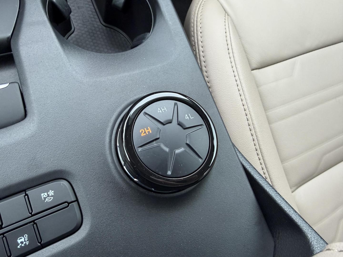 2024 SILVER /Tan Ford Ranger Lariat SuperCrew 4WD (1FTER4KH9RL) with an 2.3L 4 Cyl. engine, Automatic transmission, located at 2990 Old Orchard Rd., Jackson, MO, 63755, 37.354214, -89.612106 - 2024 Ford Ranger Lariat 1-Owner 70xxx miles 4x4 2.3L 4 Cyl. Automatic Leather Navigation Power/Heated Seats Heated Steering Wheel Backup Camera Bluetooth Remote Start Cruise Power Windows/Locks/Mirrors We have financing available and we accept trades! Fill out a credit application on - Photo#2