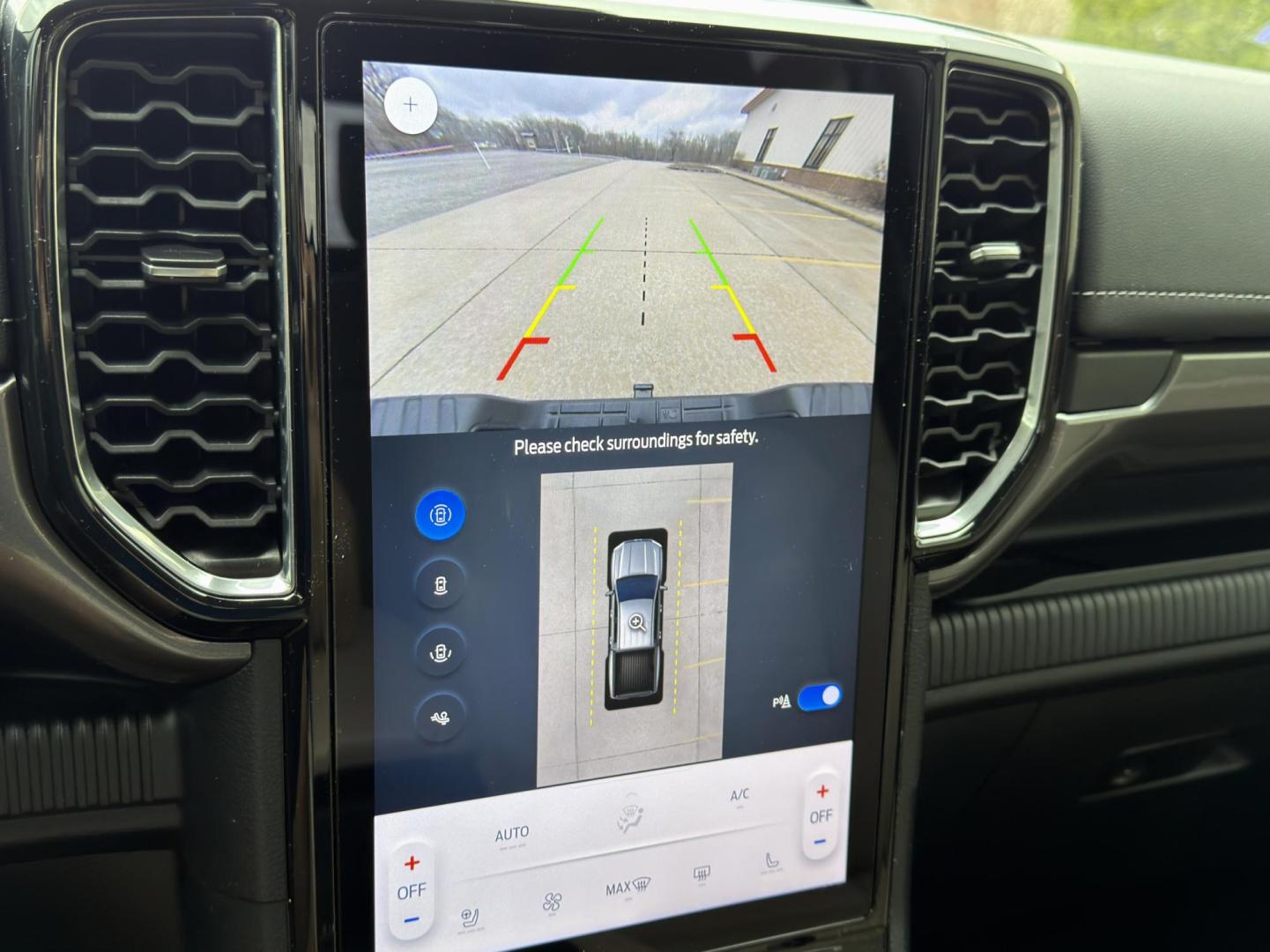 2024 SILVER /Tan Ford Ranger Lariat SuperCrew 4WD (1FTER4KH9RL) with an 2.3L 4 Cyl. engine, Automatic transmission, located at 2990 Old Orchard Rd., Jackson, MO, 63755, 37.354214, -89.612106 - 2024 Ford Ranger Lariat 1-Owner 70xxx miles 4x4 2.3L 4 Cyl. Automatic Leather Navigation Power/Heated Seats Heated Steering Wheel Backup Camera Bluetooth Remote Start Cruise Power Windows/Locks/Mirrors We have financing available and we accept trades! Fill out a credit application on - Photo#4