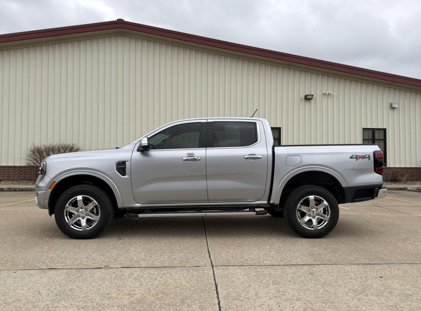 2024 SILVER /Tan Ford Ranger Lariat SuperCrew 4WD (1FTER4KH9RL) with an 2.3L 4 Cyl. engine, Automatic transmission, located at 2990 Old Orchard Rd., Jackson, MO, 63755, 37.354214, -89.612106 - 2024 Ford Ranger Lariat 1-Owner 70xxx miles 4x4 2.3L 4 Cyl. Automatic Leather Navigation Power/Heated Seats Heated Steering Wheel Backup Camera Bluetooth Remote Start Cruise Power Windows/Locks/Mirrors We have financing available and we accept trades! Fill out a credit application on - Photo#9
