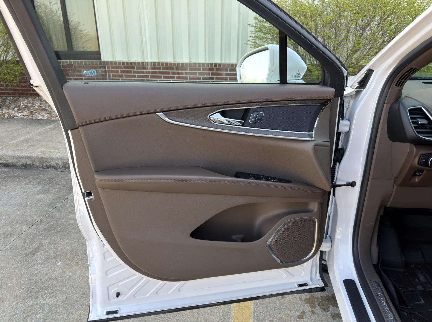 2017 WHITE /Brown Lincoln MKX Reserve AWD (2LMPJ8LRXHB) with an 3.7L V6 engine, Automatic transmission, located at 2990 Old Orchard Rd., Jackson, MO, 63755, 37.354214, -89.612106 - 2017 Lincoln MKX Reserve 1-Owner 113xxx miles All Wheel Drive 3.7L V6 Automatic Leather Navigation Power/Heated/Cooled Seats Heated Rear Seats Heated Steering Wheel Backup Camera Sunroof Remote Start Bluetooth Cruise Power Windows/Locks/Mirrors We have financing available and we acc - Photo#16