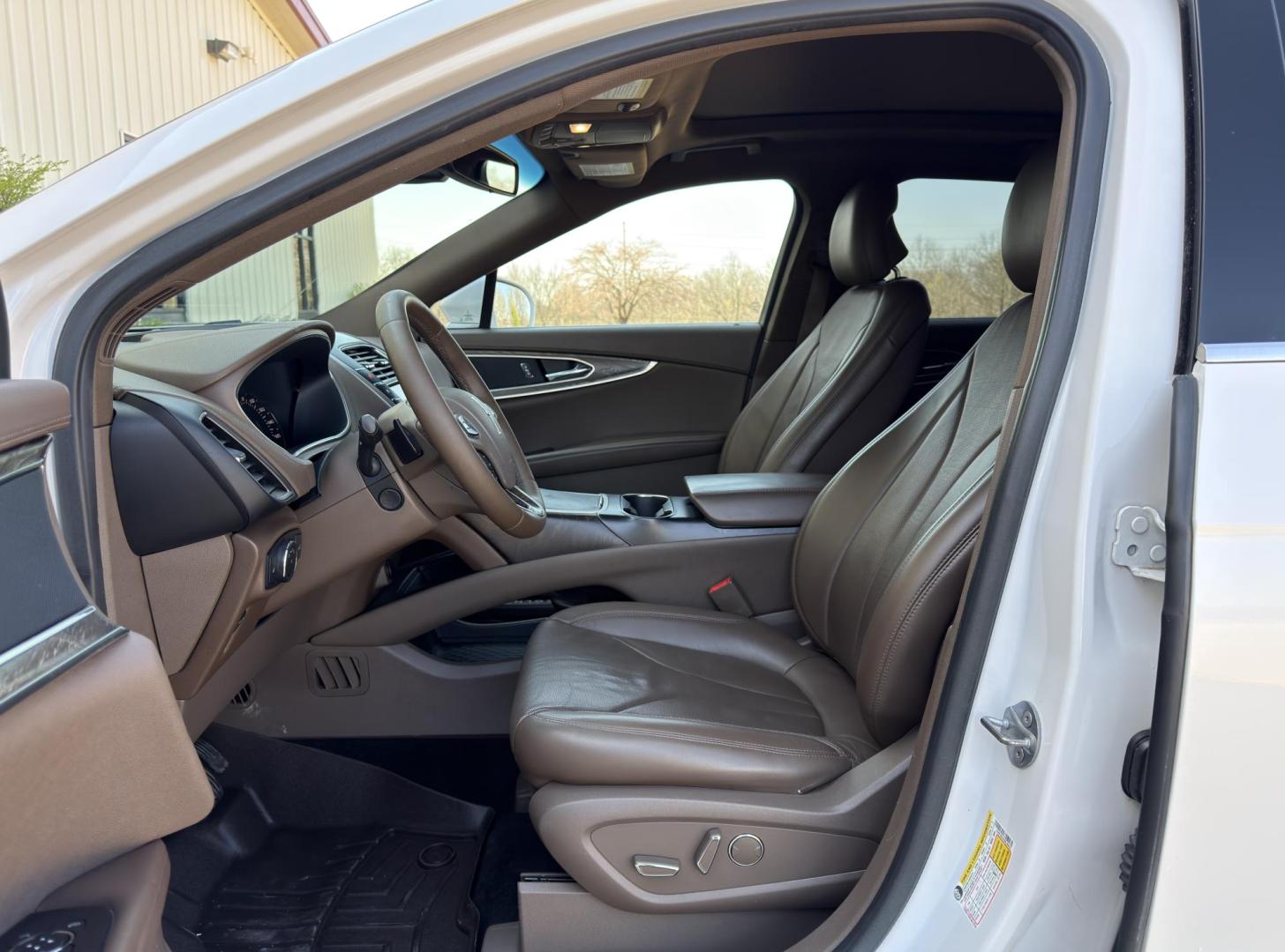 2017 WHITE /Brown Lincoln MKX Reserve AWD (2LMPJ8LRXHB) with an 3.7L V6 engine, Automatic transmission, located at 2990 Old Orchard Rd., Jackson, MO, 63755, 37.354214, -89.612106 - 2017 Lincoln MKX Reserve 1-Owner 113xxx miles All Wheel Drive 3.7L V6 Automatic Leather Navigation Power/Heated/Cooled Seats Heated Rear Seats Heated Steering Wheel Backup Camera Sunroof Remote Start Bluetooth Cruise Power Windows/Locks/Mirrors We have financing available and we acc - Photo#17