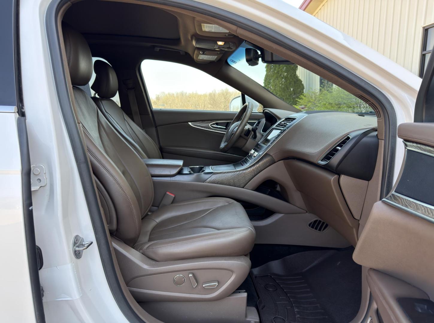 2017 WHITE /Brown Lincoln MKX Reserve AWD (2LMPJ8LRXHB) with an 3.7L V6 engine, Automatic transmission, located at 2990 Old Orchard Rd., Jackson, MO, 63755, 37.354214, -89.612106 - 2017 Lincoln MKX Reserve 1-Owner 113xxx miles All Wheel Drive 3.7L V6 Automatic Leather Navigation Power/Heated/Cooled Seats Heated Rear Seats Heated Steering Wheel Backup Camera Sunroof Remote Start Bluetooth Cruise Power Windows/Locks/Mirrors We have financing available and we acc - Photo#19