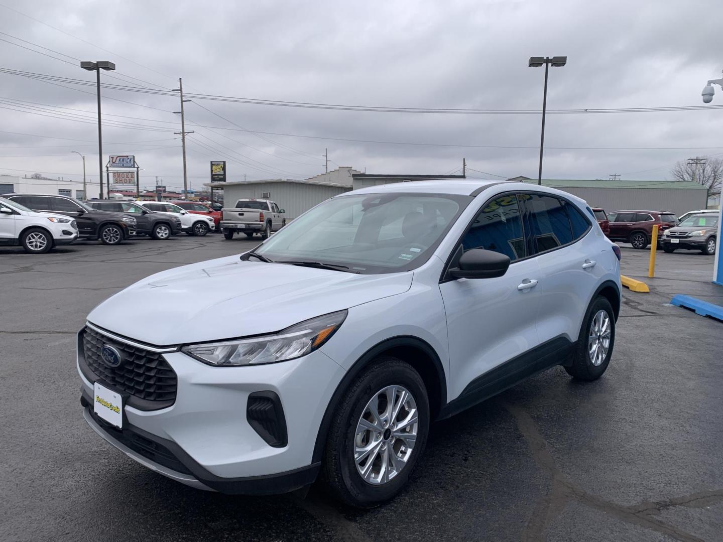 2025 WHITE /BLACK Ford Escape Active (1FMCU0GN4SU) with an 1.5L L3 engine, Automatic transmission, located at 506 S. Kingshighway, Cape Girardeau, MO, 63703, (573) 235-5000, 37.294991, -89.553635 - 2025 Ford Escape Active One Owner 28,xxx miles Power Windows/Locks/Mirrors Rear Window Defroster Bluetooth Power Outlet Steering Wheel Controls Tilt Steering Wheel Folding Rear Seat Cloth Seats Cruise Control Remote Keyless Entry Push-Button Engine Start Touch Screen Monitor We have - Photo#3