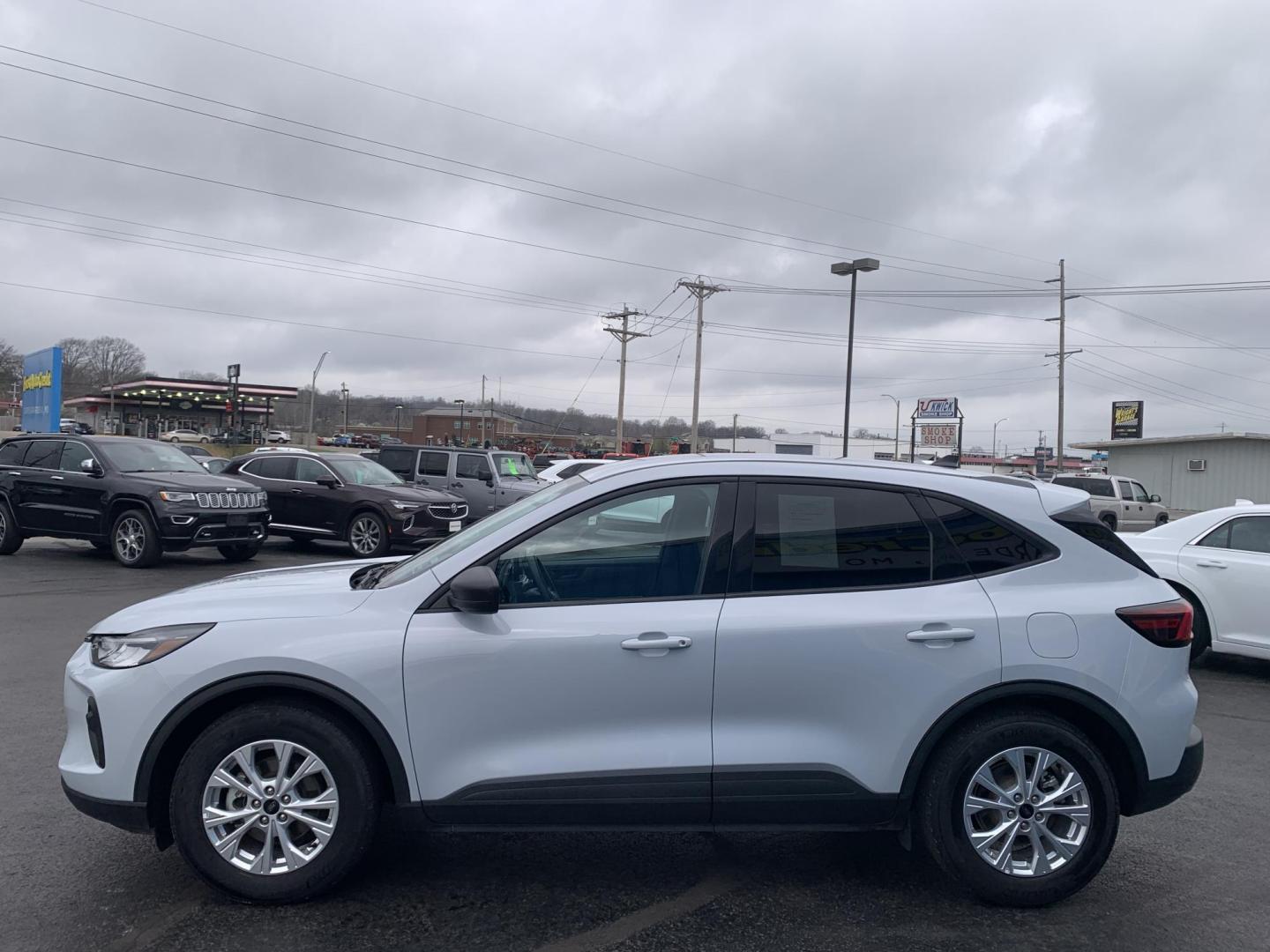 2025 WHITE /BLACK Ford Escape Active (1FMCU0GN4SU) with an 1.5L L3 engine, Automatic transmission, located at 506 S. Kingshighway, Cape Girardeau, MO, 63703, (573) 235-5000, 37.294991, -89.553635 - 2025 Ford Escape Active One Owner 28,xxx miles Power Windows/Locks/Mirrors Rear Window Defroster Bluetooth Power Outlet Steering Wheel Controls Tilt Steering Wheel Folding Rear Seat Cloth Seats Cruise Control Remote Keyless Entry Push-Button Engine Start Touch Screen Monitor We have - Photo#4