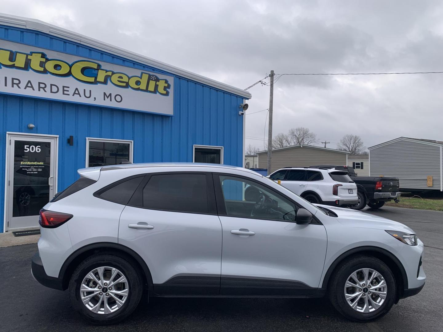 2025 WHITE /BLACK Ford Escape Active (1FMCU0GN4SU) with an 1.5L L3 engine, Automatic transmission, located at 506 S. Kingshighway, Cape Girardeau, MO, 63703, (573) 235-5000, 37.294991, -89.553635 - 2025 Ford Escape Active One Owner 28,xxx miles Power Windows/Locks/Mirrors Rear Window Defroster Bluetooth Power Outlet Steering Wheel Controls Tilt Steering Wheel Folding Rear Seat Cloth Seats Cruise Control Remote Keyless Entry Push-Button Engine Start Touch Screen Monitor We have - Photo#9