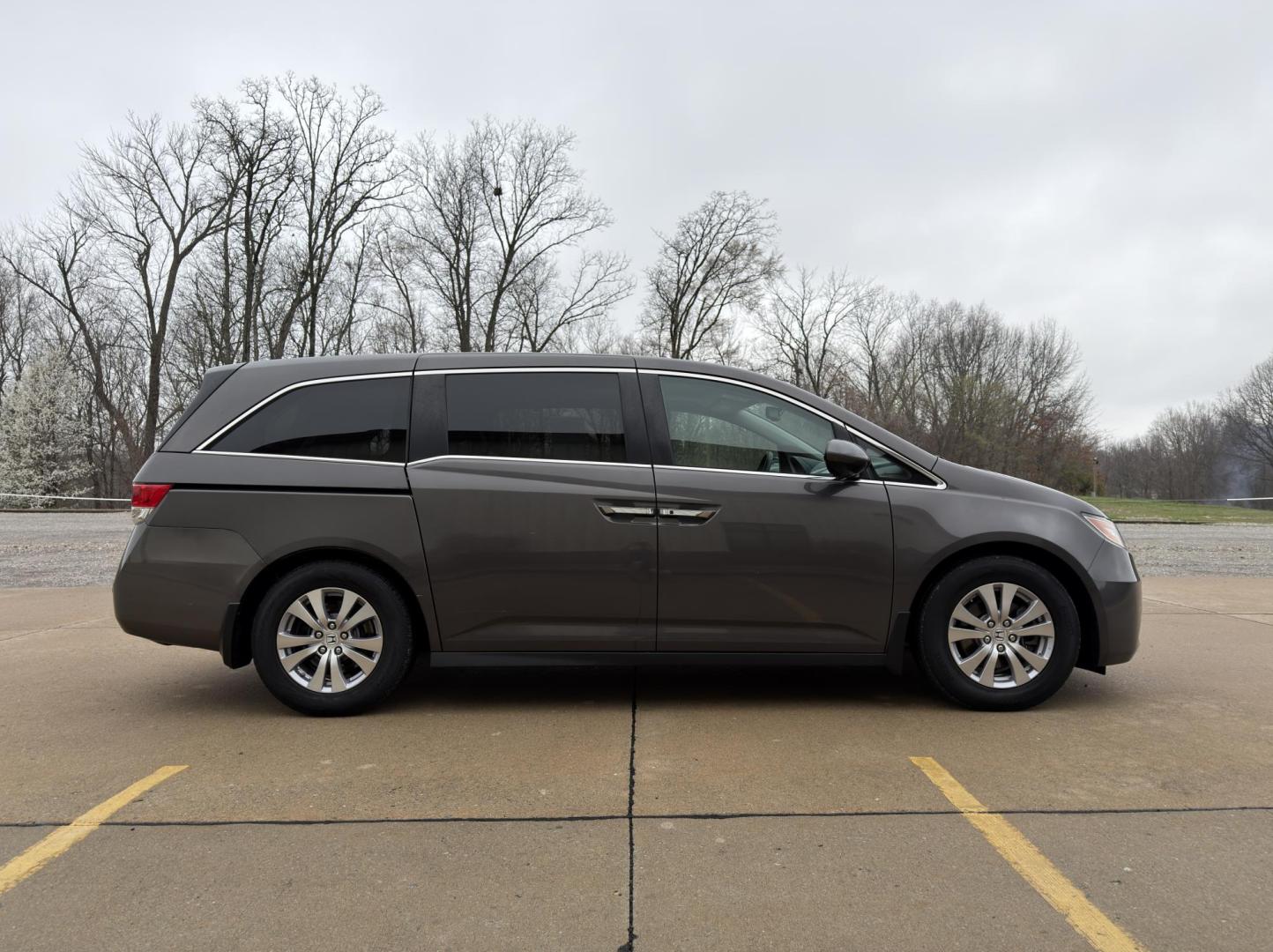 2015 GRAY /Gray Honda Odyssey EX-L (5FNRL5H63FB) with an 3.5L V6 engine, Automatic transmission, located at 2990 Old Orchard Rd., Jackson, MO, 63755, 37.354214, -89.612106 - 2015 Honda Odyssey EX-L 187xxx miles Front Wheel Drive 3.5L V6 Automatic Leather 3rd Row Rear Entertainment Power/Heated Seats Backup Camera Sunroof Bluetooth Cruise Power Windows/Locks/Mirrors We have financing available and we accept trades! Fill out a credit application on our websi - Photo#10