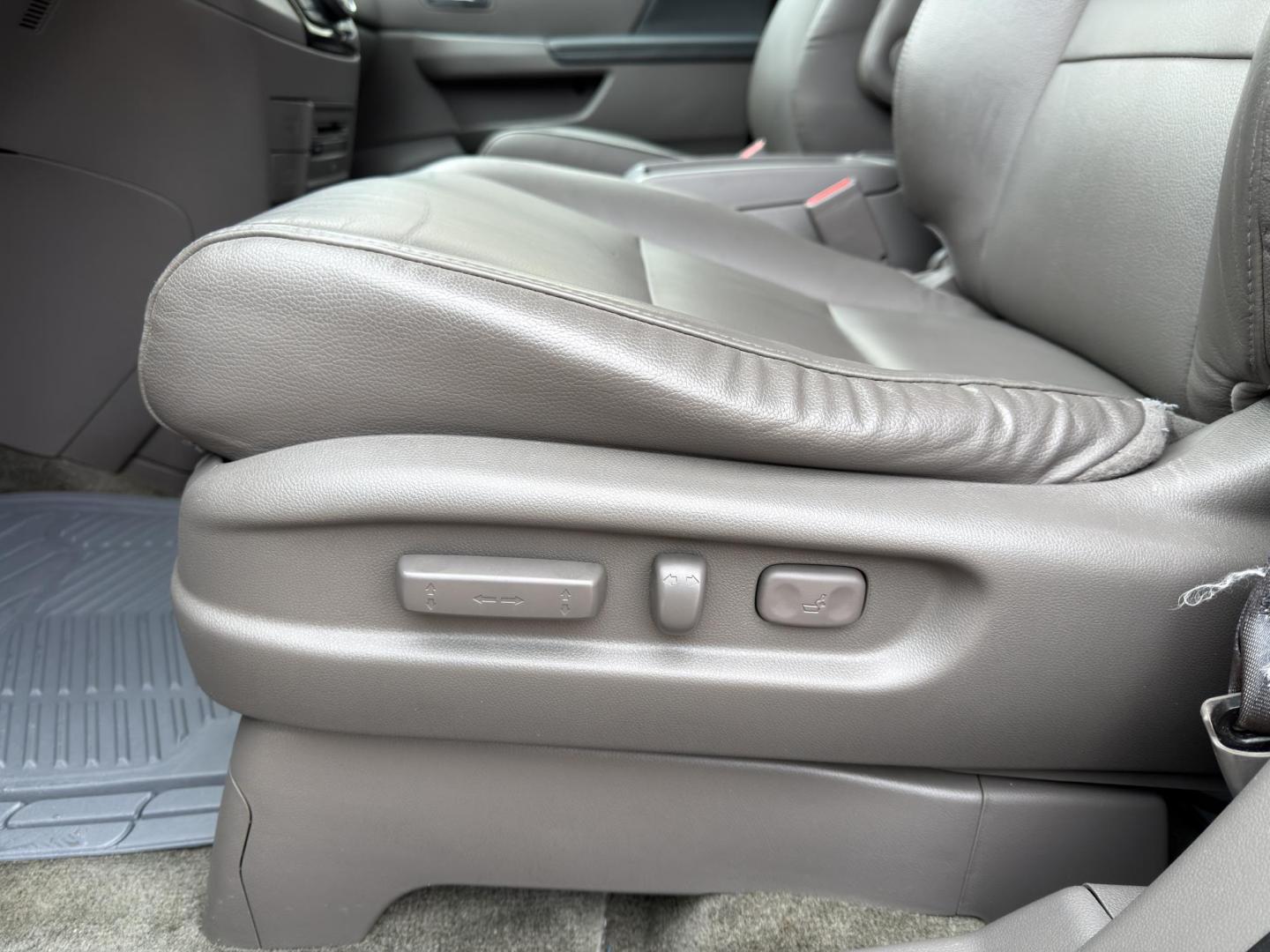 2015 GRAY /Gray Honda Odyssey EX-L (5FNRL5H63FB) with an 3.5L V6 engine, Automatic transmission, located at 2990 Old Orchard Rd., Jackson, MO, 63755, 37.354214, -89.612106 - 2015 Honda Odyssey EX-L 187xxx miles Front Wheel Drive 3.5L V6 Automatic Leather 3rd Row Rear Entertainment Power/Heated Seats Backup Camera Sunroof Bluetooth Cruise Power Windows/Locks/Mirrors We have financing available and we accept trades! Fill out a credit application on our websi - Photo#5