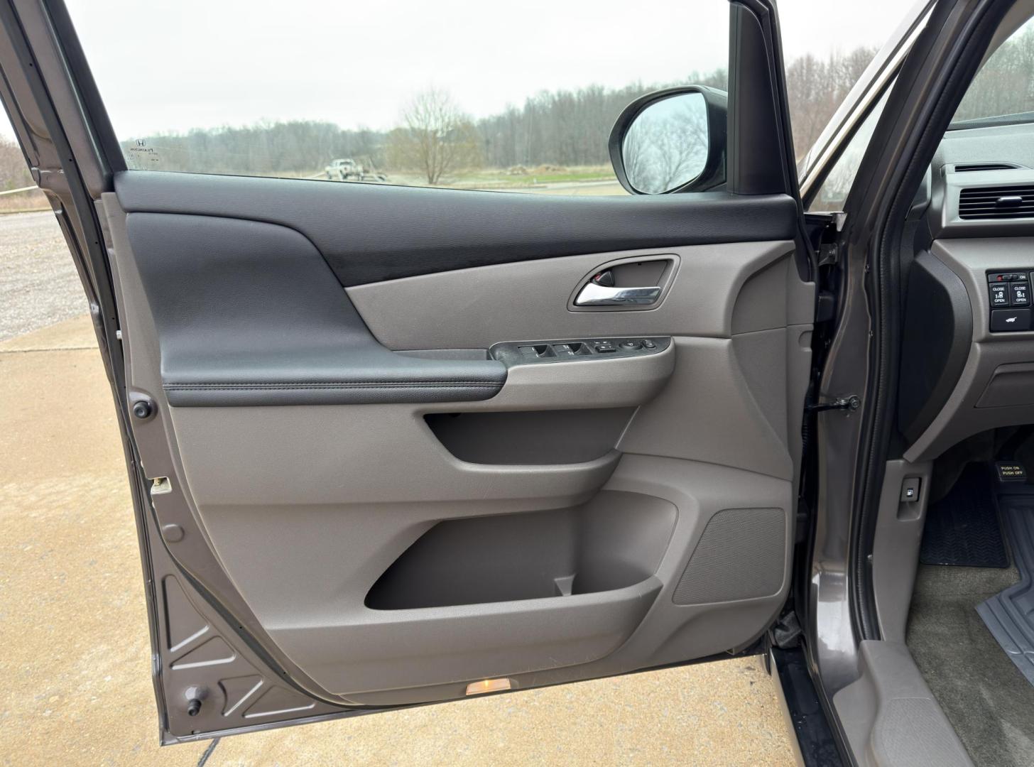 2015 GRAY /Gray Honda Odyssey EX-L (5FNRL5H63FB) with an 3.5L V6 engine, Automatic transmission, located at 2990 Old Orchard Rd., Jackson, MO, 63755, 37.354214, -89.612106 - 2015 Honda Odyssey EX-L 187xxx miles Front Wheel Drive 3.5L V6 Automatic Leather 3rd Row Rear Entertainment Power/Heated Seats Backup Camera Sunroof Bluetooth Cruise Power Windows/Locks/Mirrors We have financing available and we accept trades! Fill out a credit application on our websi - Photo#15