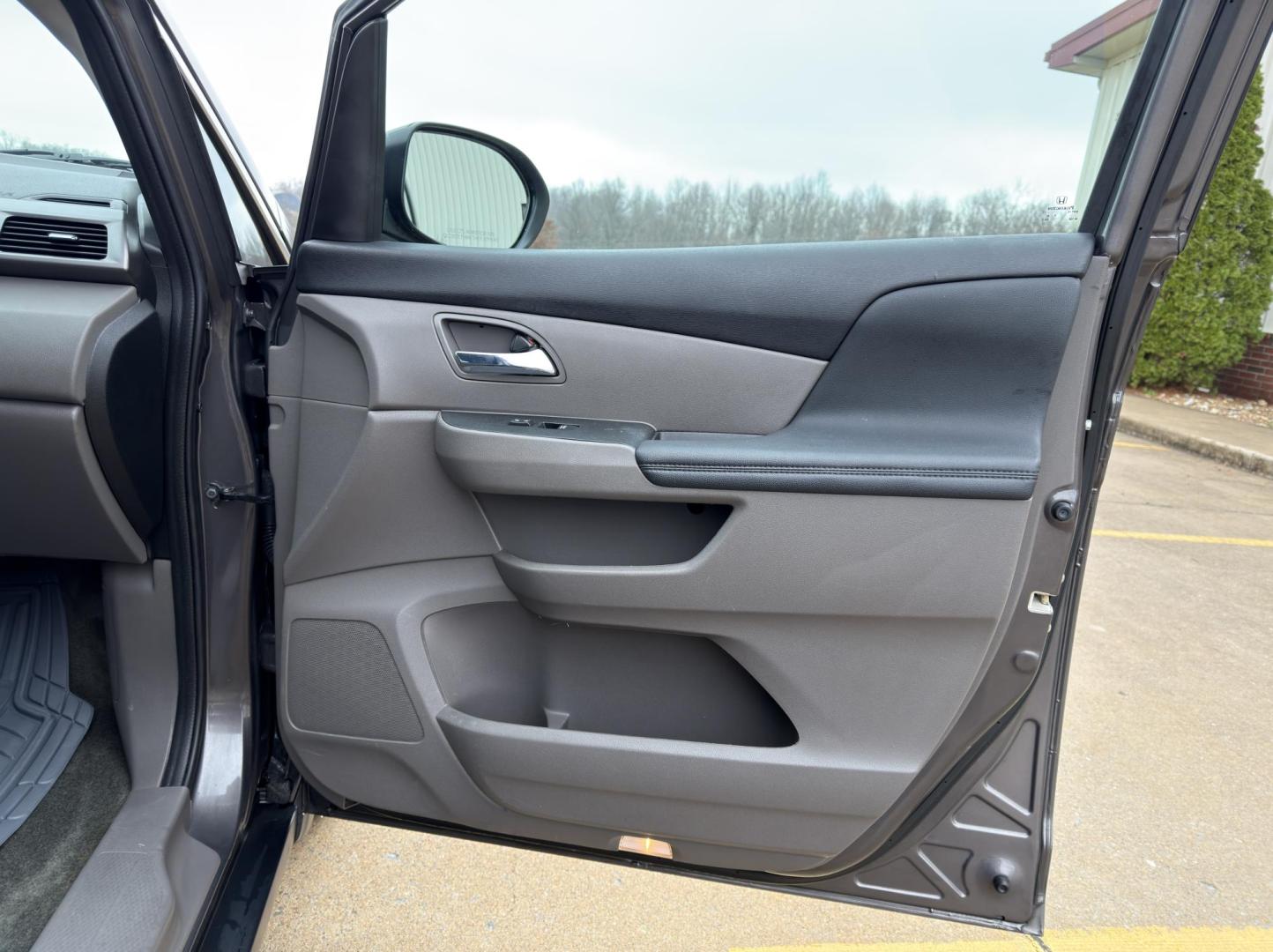 2015 GRAY /Gray Honda Odyssey EX-L (5FNRL5H63FB) with an 3.5L V6 engine, Automatic transmission, located at 2990 Old Orchard Rd., Jackson, MO, 63755, 37.354214, -89.612106 - 2015 Honda Odyssey EX-L 187xxx miles Front Wheel Drive 3.5L V6 Automatic Leather 3rd Row Rear Entertainment Power/Heated Seats Backup Camera Sunroof Bluetooth Cruise Power Windows/Locks/Mirrors We have financing available and we accept trades! Fill out a credit application on our websi - Photo#17