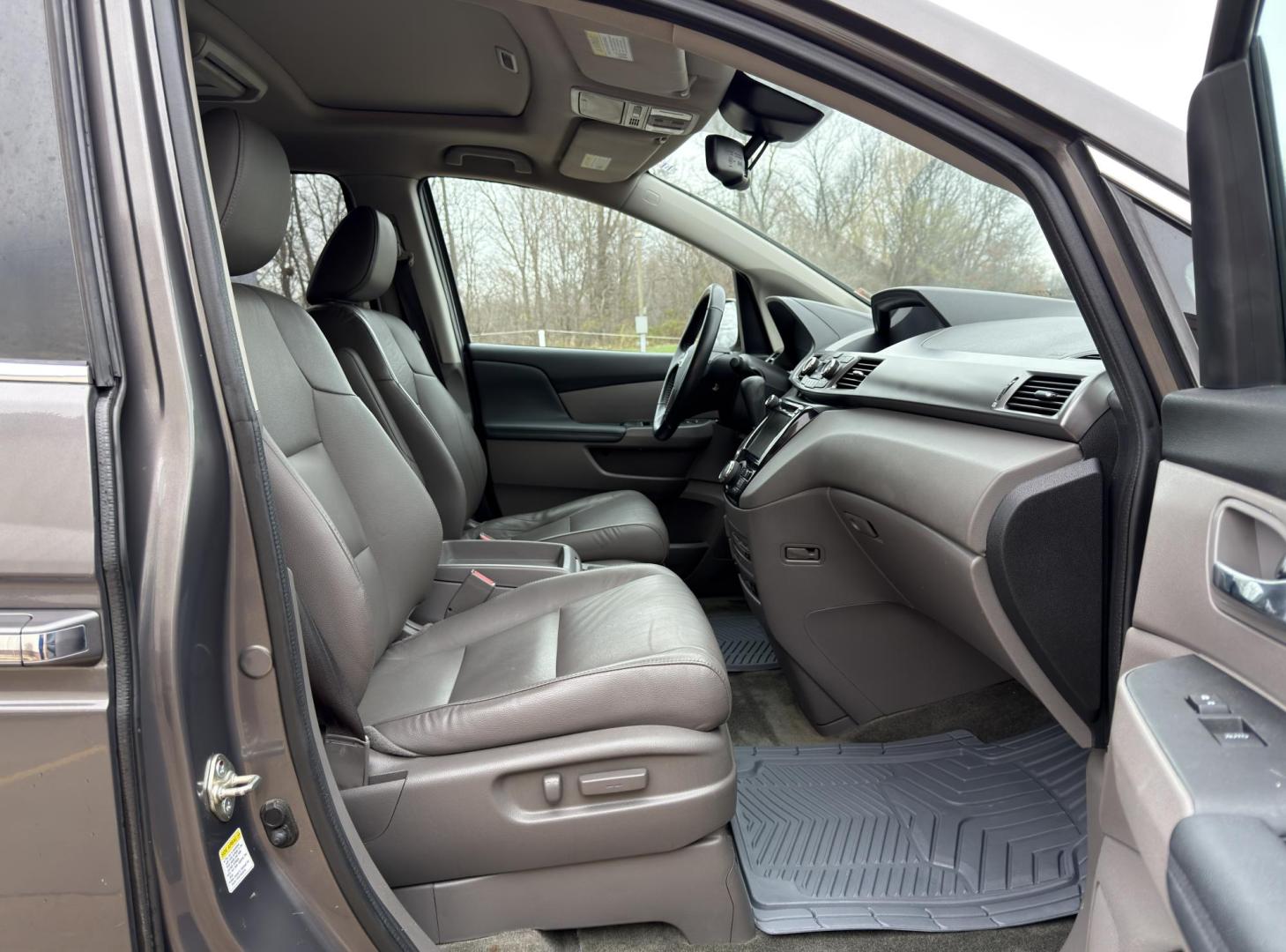 2015 GRAY /Gray Honda Odyssey EX-L (5FNRL5H63FB) with an 3.5L V6 engine, Automatic transmission, located at 2990 Old Orchard Rd., Jackson, MO, 63755, 37.354214, -89.612106 - 2015 Honda Odyssey EX-L 187xxx miles Front Wheel Drive 3.5L V6 Automatic Leather 3rd Row Rear Entertainment Power/Heated Seats Backup Camera Sunroof Bluetooth Cruise Power Windows/Locks/Mirrors We have financing available and we accept trades! Fill out a credit application on our websi - Photo#18