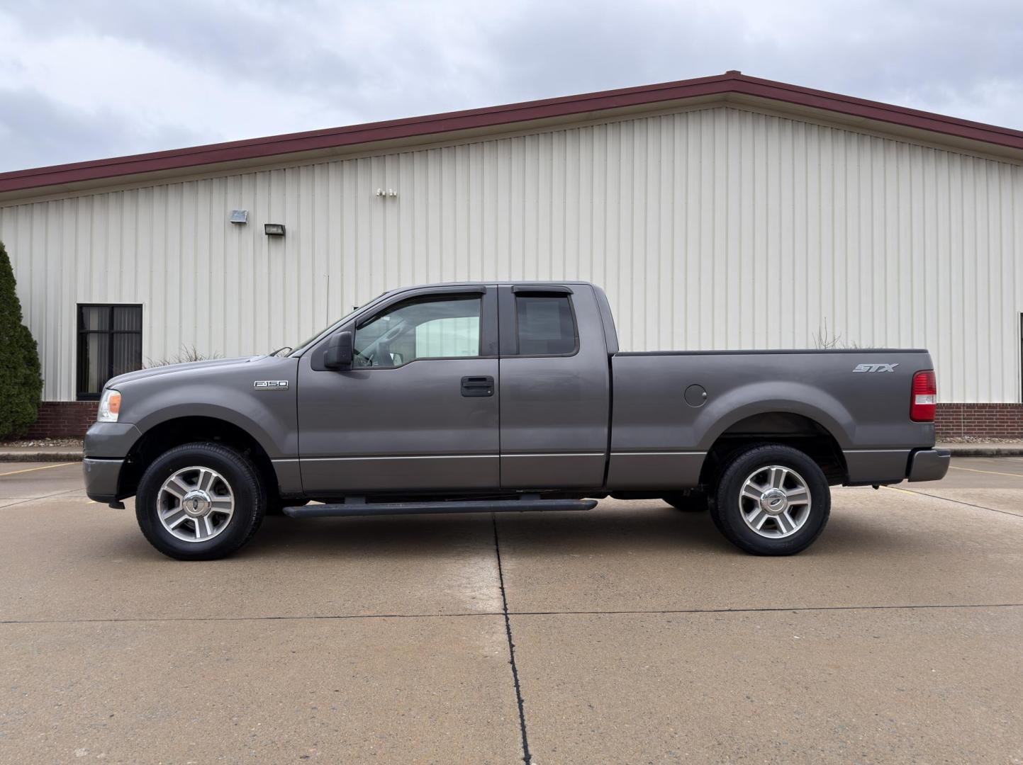 2008 GRAY /Gray Ford F-150 STX SuperCab 2WD (1FTRX12W78F) with an 4.6L V8 engine, Automatic transmission, located at 2990 Old Orchard Rd., Jackson, MO, 63755, 37.354214, -89.612106 - 2008 Ford F-150 STX 142xxx miles Rear Wheel Drive 4.6L V8 Automatic Cruise Power Windows/Locks/Mirrors We have financing available and we accept trades! Fill out a credit application on our website or come by today! If you have any questions, give us a call at (573) 204-7777 or visit our web - Photo#3