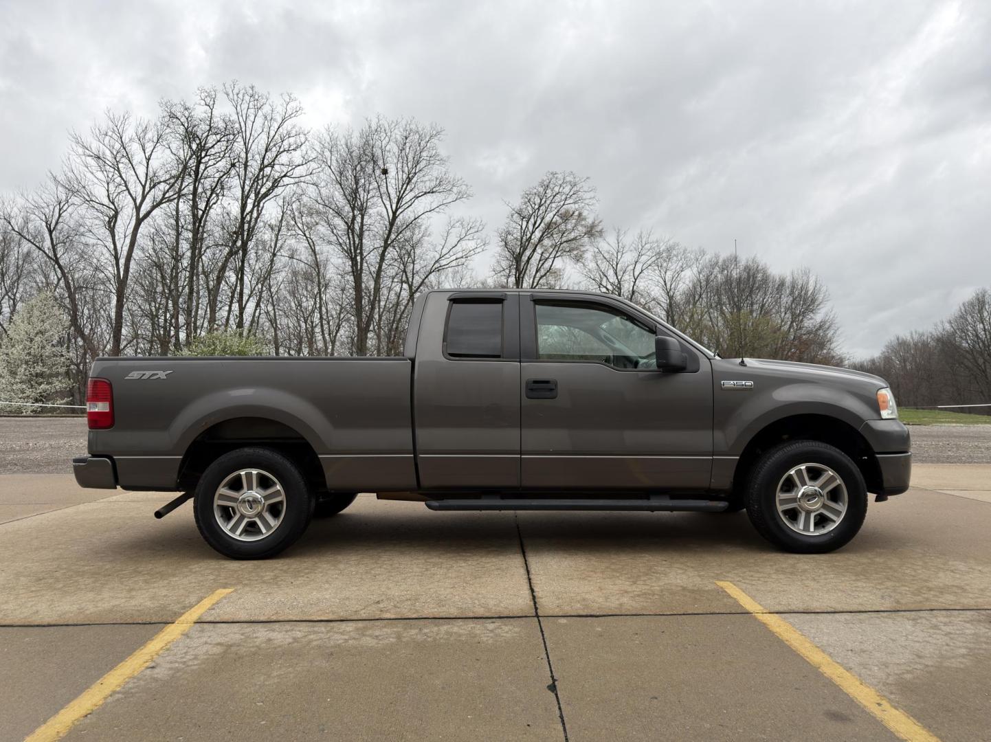 2008 GRAY /Gray Ford F-150 STX SuperCab 2WD (1FTRX12W78F) with an 4.6L V8 engine, Automatic transmission, located at 2990 Old Orchard Rd., Jackson, MO, 63755, 37.354214, -89.612106 - 2008 Ford F-150 STX 142xxx miles Rear Wheel Drive 4.6L V8 Automatic Cruise Power Windows/Locks/Mirrors We have financing available and we accept trades! Fill out a credit application on our website or come by today! If you have any questions, give us a call at (573) 204-7777 or visit our web - Photo#4