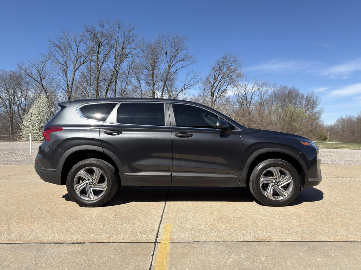 2023 GRAY /Gray Hyundai Santa Fe SE AWD (5NMS1DAJ9PH) with an 2.5L 4 Cyl. engine, Automatic transmission, located at 2990 Old Orchard Rd., Jackson, MO, 63755, 37.354214, -89.612106 - 2023 Hyundai Santa FE SE 1-Owner 107xxx miles All Wheel Drive 2.5L 4 Cyl. Automatic Backup Camera Bluetooth Cruise Power Windows/Locks/Mirrors We have financing available and we accept trades! Fill out a credit application on our website or come by today! If you have any questions, give u - Photo#6