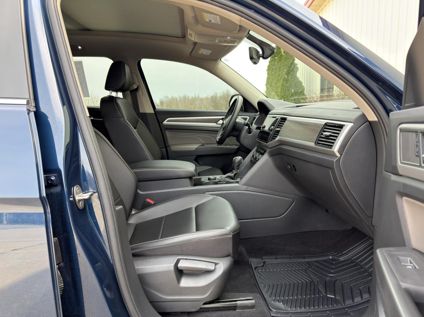 2022 BLUE /Black Volkswagen Atlas V6 SE w/Technology 4MOTION (1V2KR2CA2NC) with an 3.6L V6 engine, Automatic transmission, located at 2990 Old Orchard Rd., Jackson, MO, 63755, 37.354214, -89.612106 - 2022 Volkswagen Atlas SE 85xxx miles All Wheel Drive 3.6L V6 Automatic Leather 3rd Row Backup Camera Power Driver Seat Heated Seats Sunroof Bluetooth Remote Start Cruise Power Windows/Locks/Mirrors We have financing available and we accept trades! Fill out a credit application on our - Photo#17