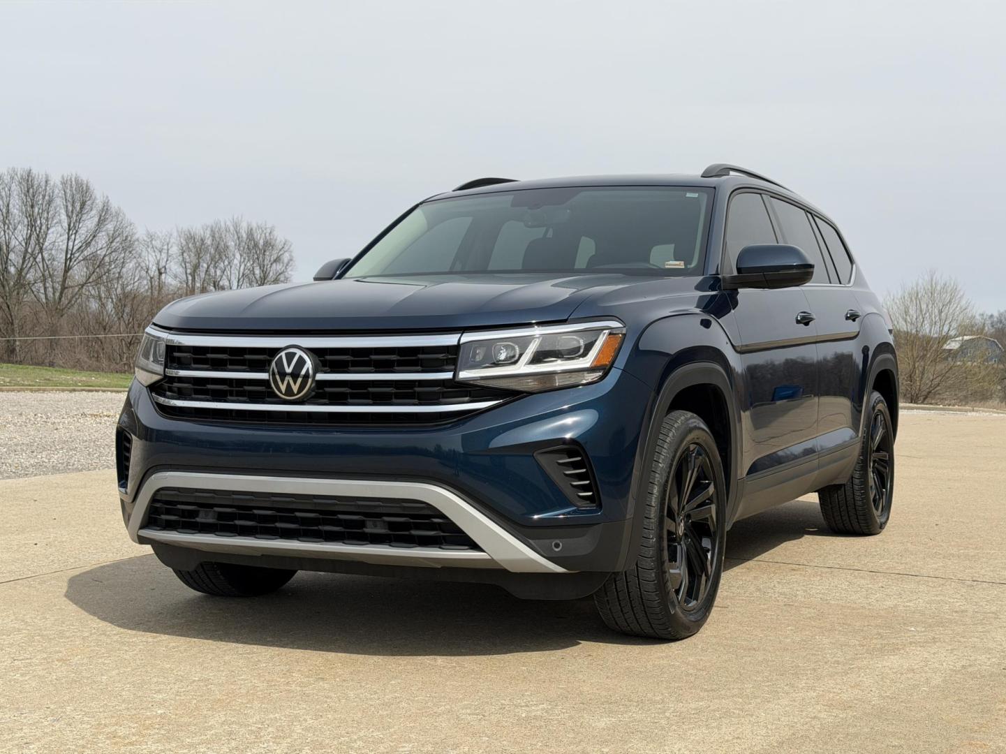 2022 BLUE /Black Volkswagen Atlas V6 SE w/Technology 4MOTION (1V2KR2CA2NC) with an 3.6L V6 engine, Automatic transmission, located at 2990 Old Orchard Rd., Jackson, MO, 63755, 37.354214, -89.612106 - 2022 Volkswagen Atlas SE 85xxx miles All Wheel Drive 3.6L V6 Automatic Leather 3rd Row Backup Camera Power Driver Seat Heated Seats Sunroof Bluetooth Remote Start Cruise Power Windows/Locks/Mirrors We have financing available and we accept trades! Fill out a credit application on our - Photo#7