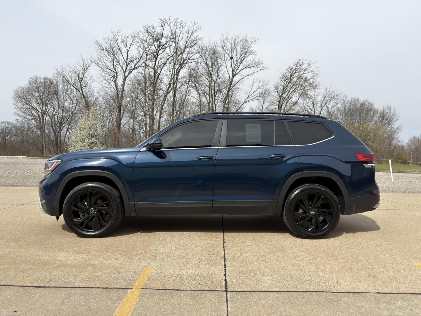 2022 BLUE /Black Volkswagen Atlas V6 SE w/Technology 4MOTION (1V2KR2CA2NC) with an 3.6L V6 engine, Automatic transmission, located at 2990 Old Orchard Rd., Jackson, MO, 63755, 37.354214, -89.612106 - 2022 Volkswagen Atlas SE 85xxx miles All Wheel Drive 3.6L V6 Automatic Leather 3rd Row Backup Camera Power Driver Seat Heated Seats Sunroof Bluetooth Remote Start Cruise Power Windows/Locks/Mirrors We have financing available and we accept trades! Fill out a credit application on our - Photo#8