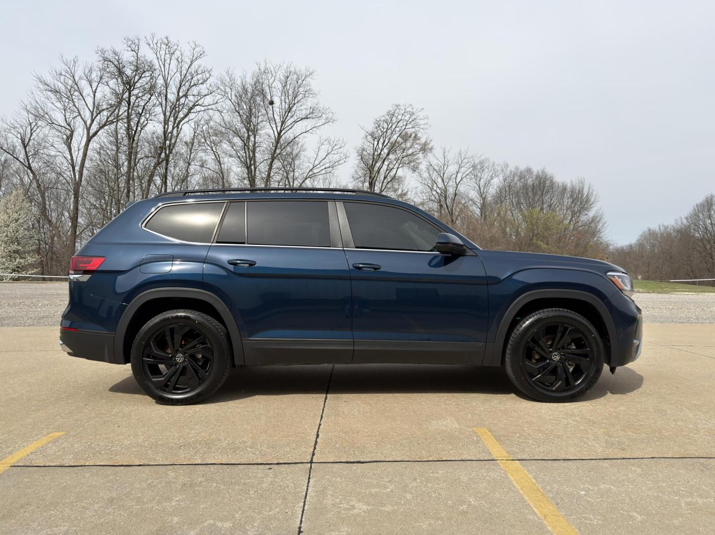 2022 BLUE /Black Volkswagen Atlas V6 SE w/Technology 4MOTION (1V2KR2CA2NC) with an 3.6L V6 engine, Automatic transmission, located at 2990 Old Orchard Rd., Jackson, MO, 63755, 37.354214, -89.612106 - 2022 Volkswagen Atlas SE 85xxx miles All Wheel Drive 3.6L V6 Automatic Leather 3rd Row Backup Camera Power Driver Seat Heated Seats Sunroof Bluetooth Remote Start Cruise Power Windows/Locks/Mirrors We have financing available and we accept trades! Fill out a credit application on our - Photo#9