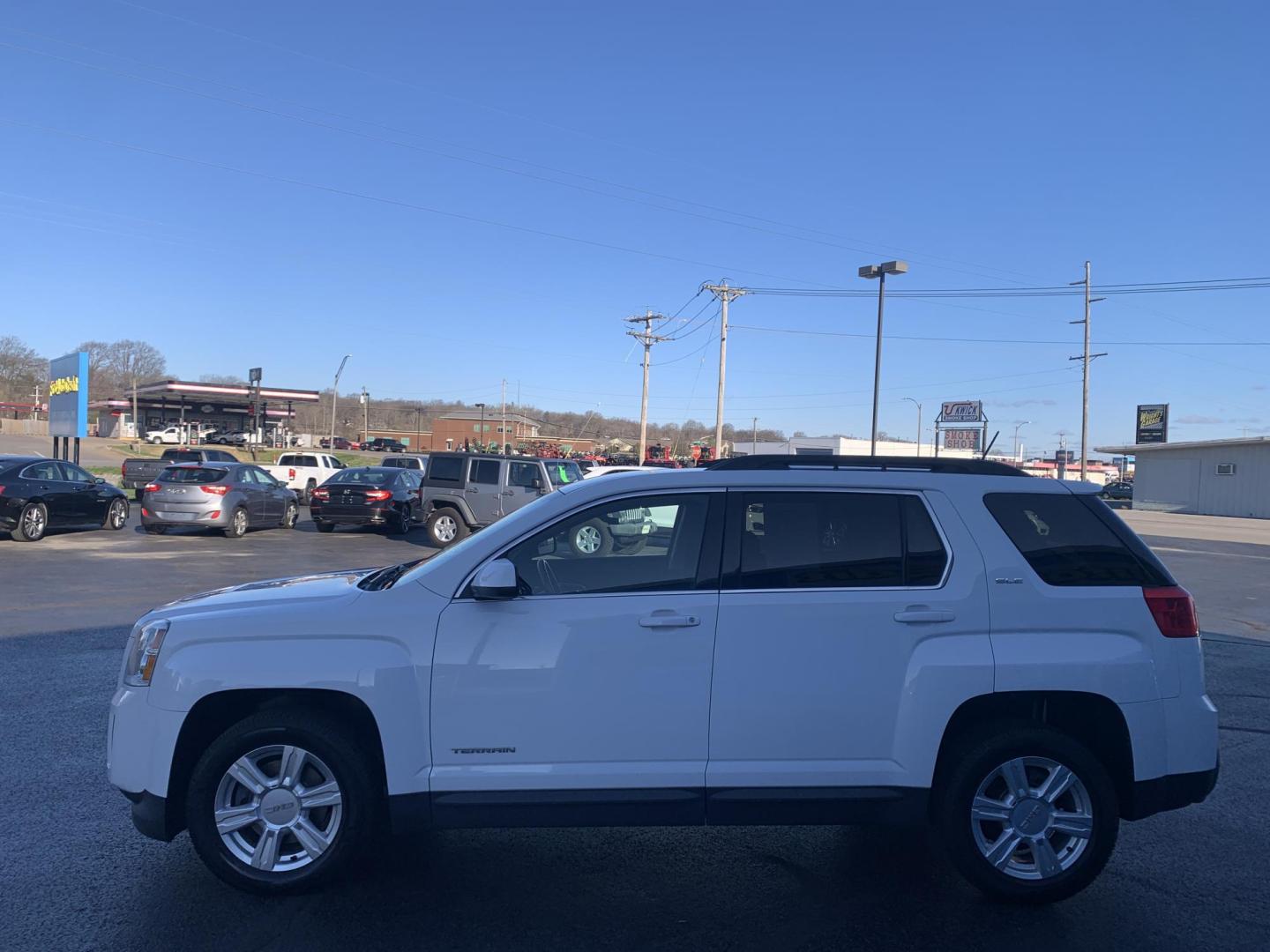 2015 WHITE /BLACK GMC Terrain SLE2 (2GKFLRE35F6) with an 3.6L V6 DOHC 24V engine, Automatic transmission, located at 506 S. Kingshighway, Cape Girardeau, MO, 63703, (573) 235-5000, 37.294991, -89.553635 - 2015 GMC Terrain SLE2 174,xxx miles Heated Seats Power Drivers Seat Bluetooth Cruise Backup Camera We have financing available and we accept trades! Fill out a credit application on our website or come by today! If you have any questions, give us a call at (573) 235-5000 or visit our web - Photo#4