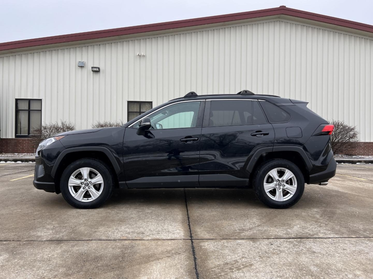 2020 BLACK /Gray Cloth TOYOTA RAV4 XLE (2T3P1RFV8LC) with an 2.5L 4 Cyl. engine, Automatic transmission, located at 2990 Old Orchard Rd., Jackson, MO, 63755, 37.354214, -89.612106 - 2020 Toyota RAV4 XLE 1-Owner 135xxx miles All Wheel Drive 2.5L 4 Cyl. Automatic Backup Camera Power Driver Seat Bluetooth Cruise Power Windows/Locks/Mirrors We have financing available and we accept trades! Fill out a credit application on our website or come by today! If you have any qu - Photo#5
