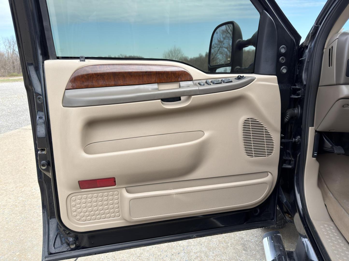 2004 BLACK /Tan Ford F-350 SD Lariat Crew Cab 4WD (1FTWW33P74E) with an 6.0L V8 TURBO DIESEL engine, Automatic transmission, located at 2990 Old Orchard Rd., Jackson, MO, 63755, 37.354214, -89.612106 - 2004 Ford F-350 Super Duty Lariat 114xxx miles 4x4 6.0L V8 Turbo Diesel Automatic Leather Power/Heated Seats Cruise Power Windows/Locks/Mirrors We have financing available and we accept trades! Fill out a credit application on our website or come by today! If you have any questions, give u - Photo#11