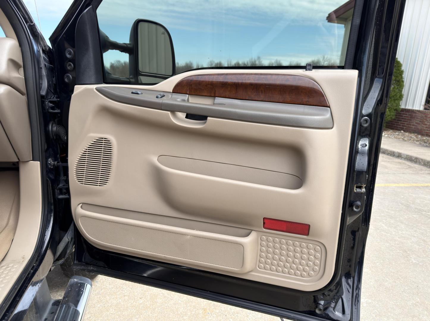 2004 BLACK /Tan Ford F-350 SD Lariat Crew Cab 4WD (1FTWW33P74E) with an 6.0L V8 TURBO DIESEL engine, Automatic transmission, located at 2990 Old Orchard Rd., Jackson, MO, 63755, 37.354214, -89.612106 - 2004 Ford F-350 Super Duty Lariat 114xxx miles 4x4 6.0L V8 Turbo Diesel Automatic Leather Power/Heated Seats Cruise Power Windows/Locks/Mirrors We have financing available and we accept trades! Fill out a credit application on our website or come by today! If you have any questions, give u - Photo#13